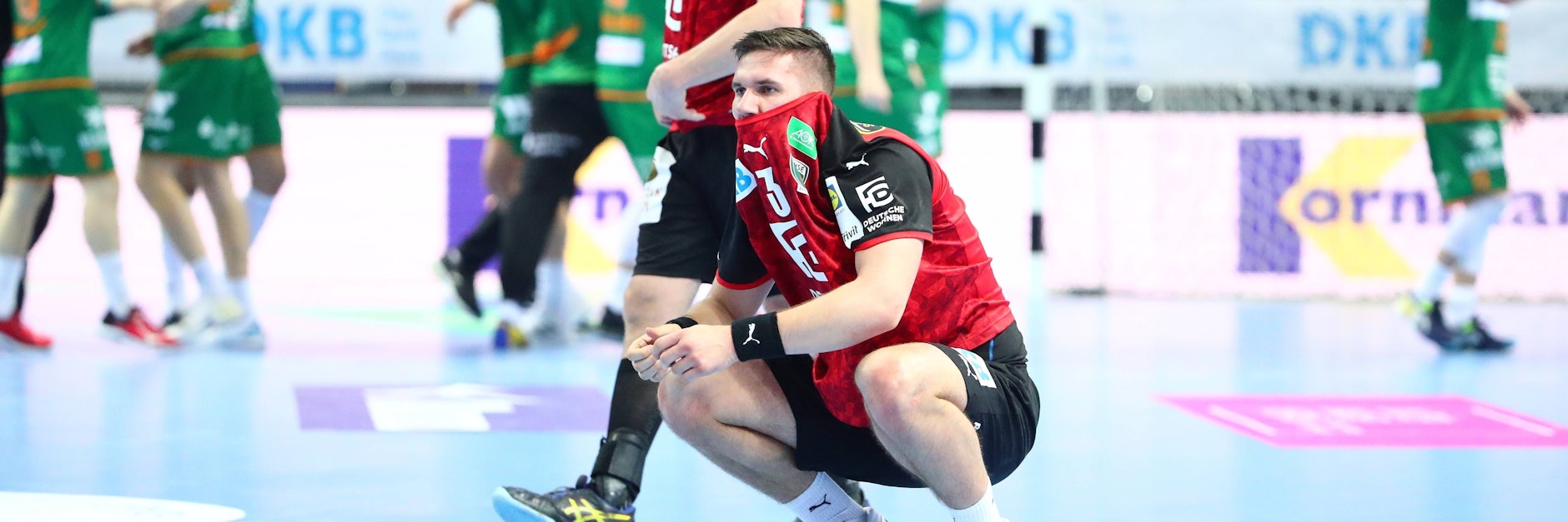 Füchse-Star Fabian Wiede ist nach der Niederlage in Wetzlar am Boden zerstört.