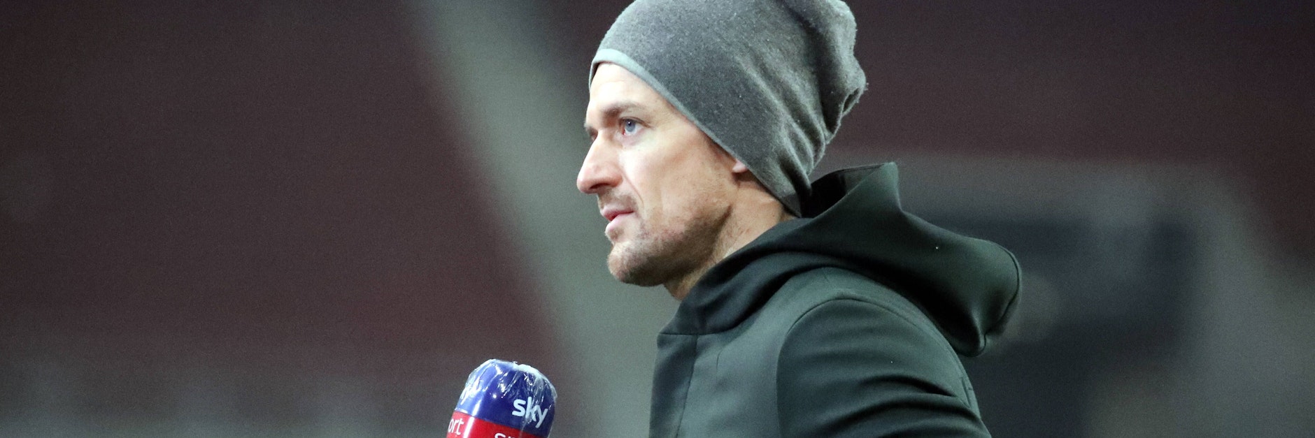 Im Hinspiel in Stuttgart war Unions Christian Gentner nur als Gesprächspartner außerhalb des Rasens aktiv.