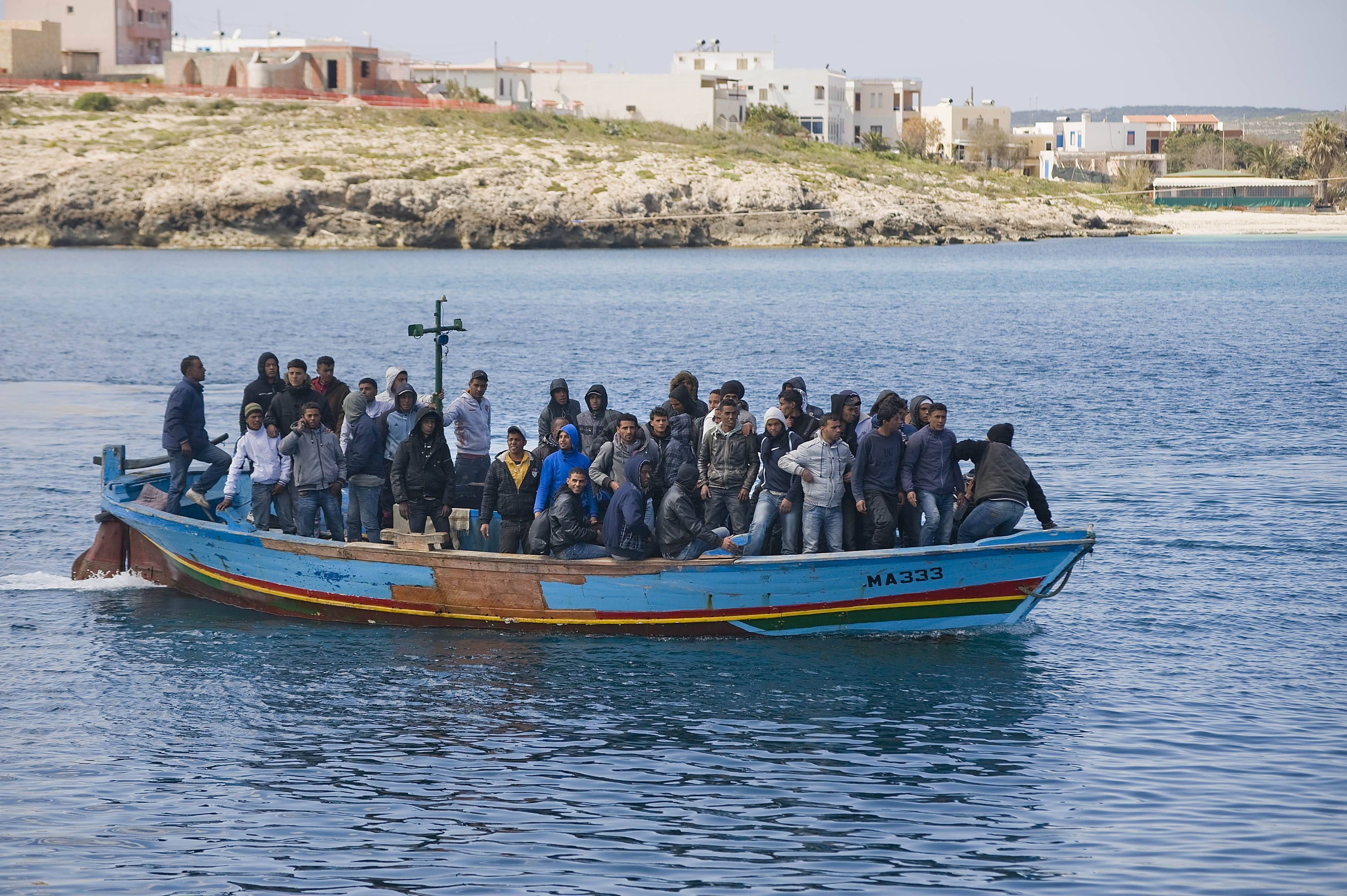 Flüchtlingsboot Im Mittelmeer Gesunken: Mindestens 20 Menschen Ertrinken