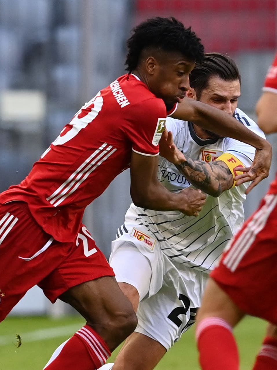 Kingsley Coman trifft Christopher Trimmel mitten ins Gesicht. 
