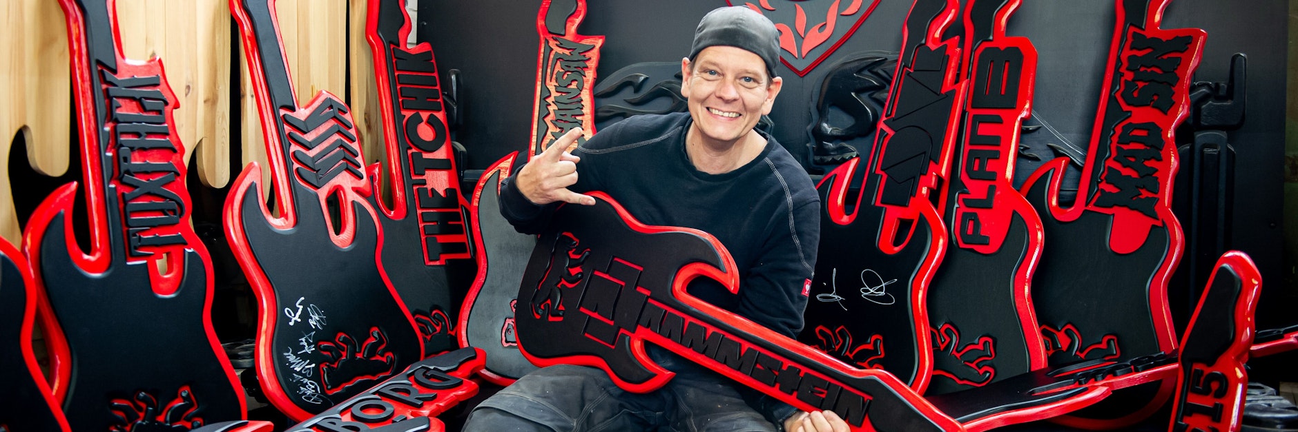 Alex Molter sitzt in seiner Werkstatt, wo er die Kunstgitarren für die Aktion „Rettet die Clubs “ herstellt.<br><br><br>