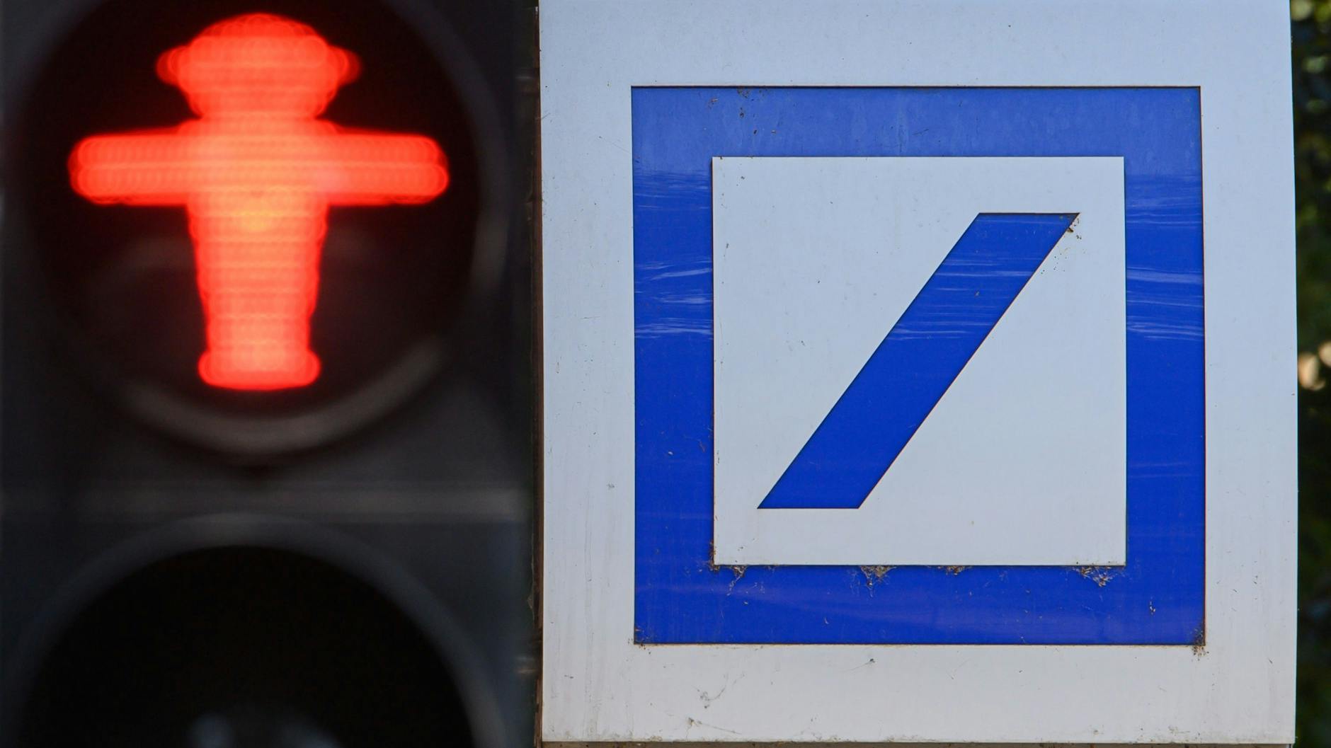 Die Deutsche Bank setzt den Rotstift an und schließt zahlreiche Niederlassungen (Archivbild).