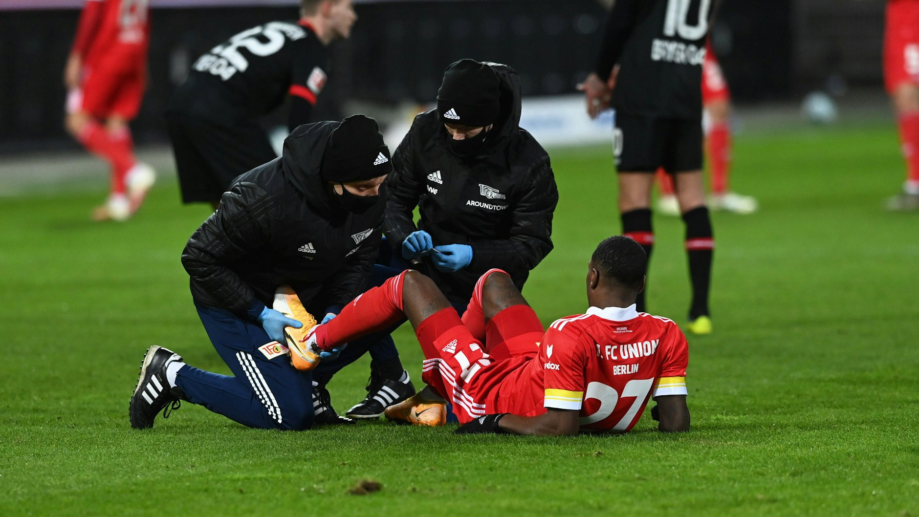 Ein Union-Spieler wird auf dem Rasen behandelt.