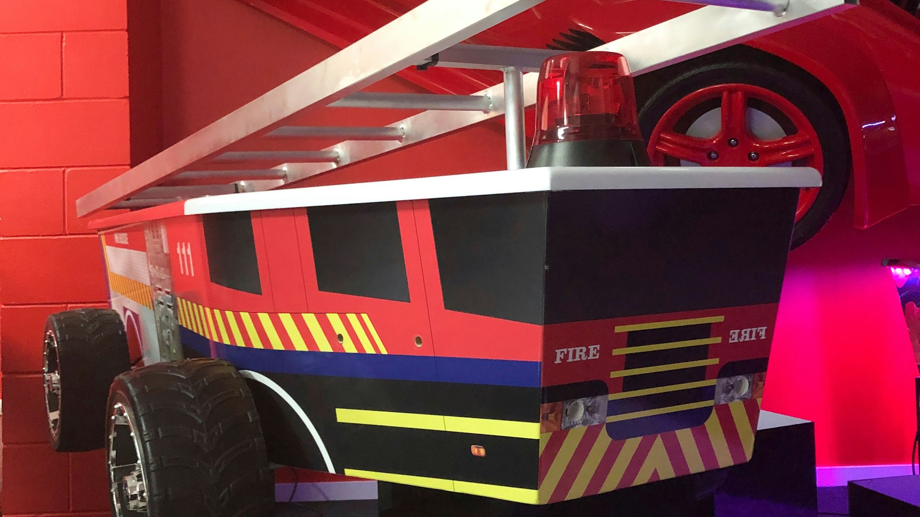 Ein Sarg, der einem Feuerwehrauto nachempfunden ist? Für die Firma „Dying Art“ ebenso kein Problem.&nbsp;