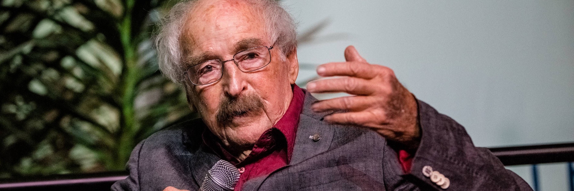 Walter Kaufmann bei einer Lesung in der Botschaft Australiens. Er wurde 1924 als Jizchak Schmeidler in Berlin geboren.&nbsp; Nun starb er im Alter von 97 Jahren.&nbsp;