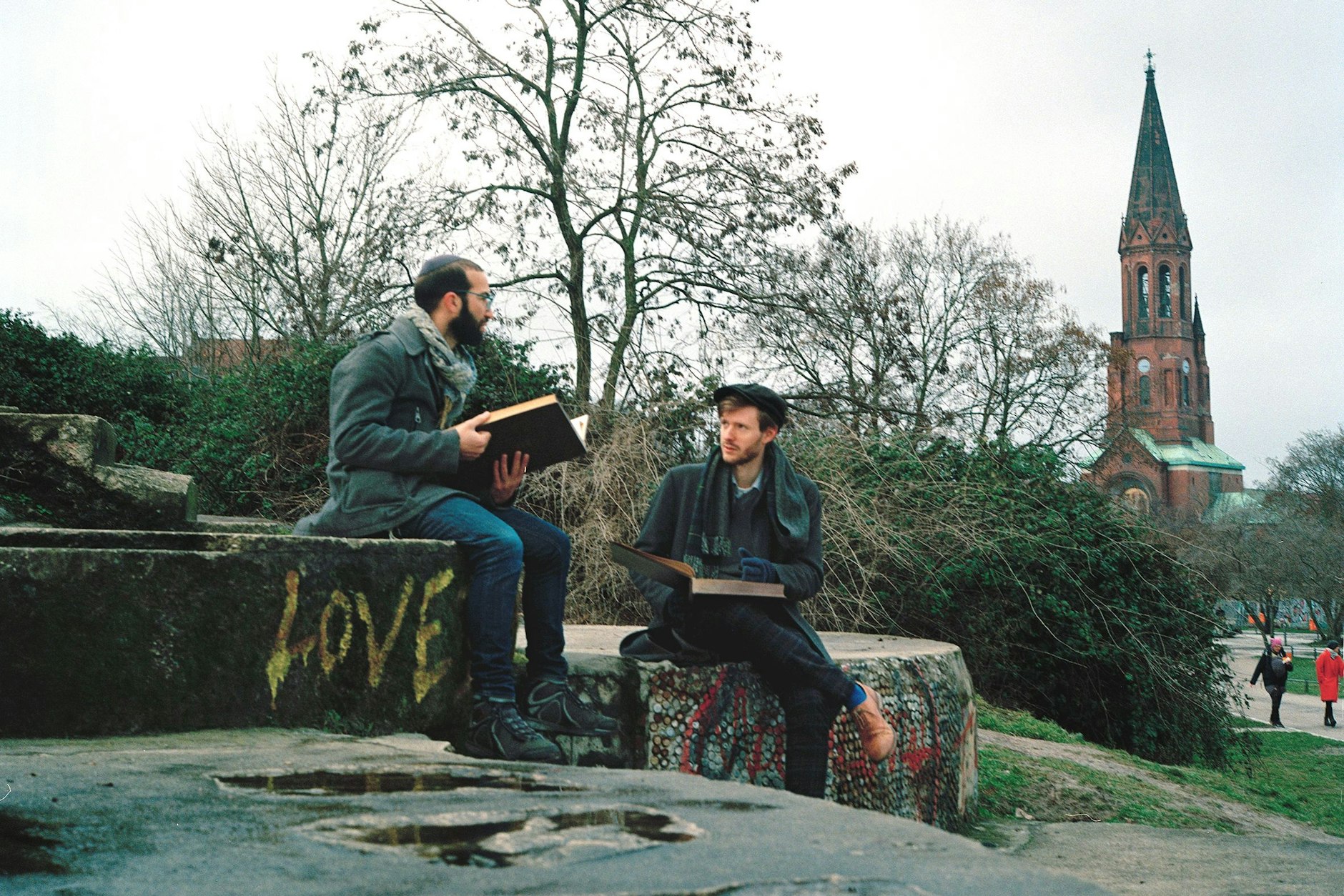 Josh Weiner (l.) und Netanel Olhoeft (r.) studieren jüdische Schriften im Görlitzer Park.
