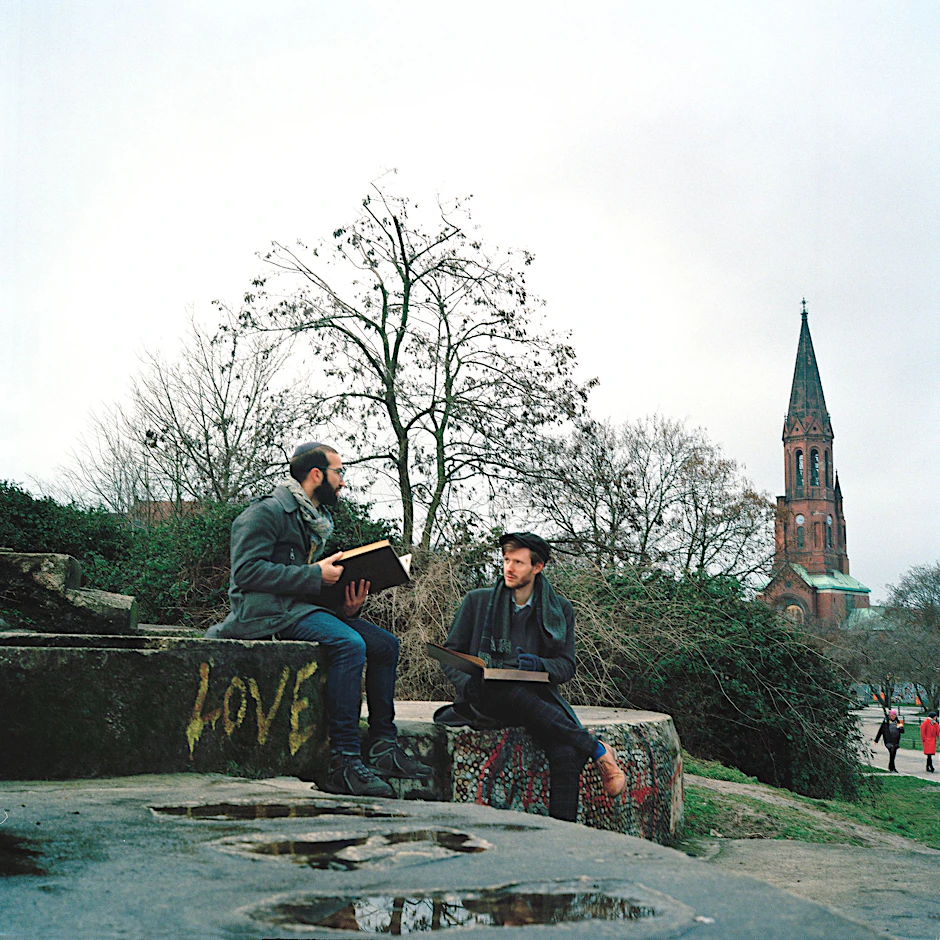 Josh Weiner (l.) und Netanel Olhoeft (r.) studieren jüdische Schriften im Görlitzer Park.