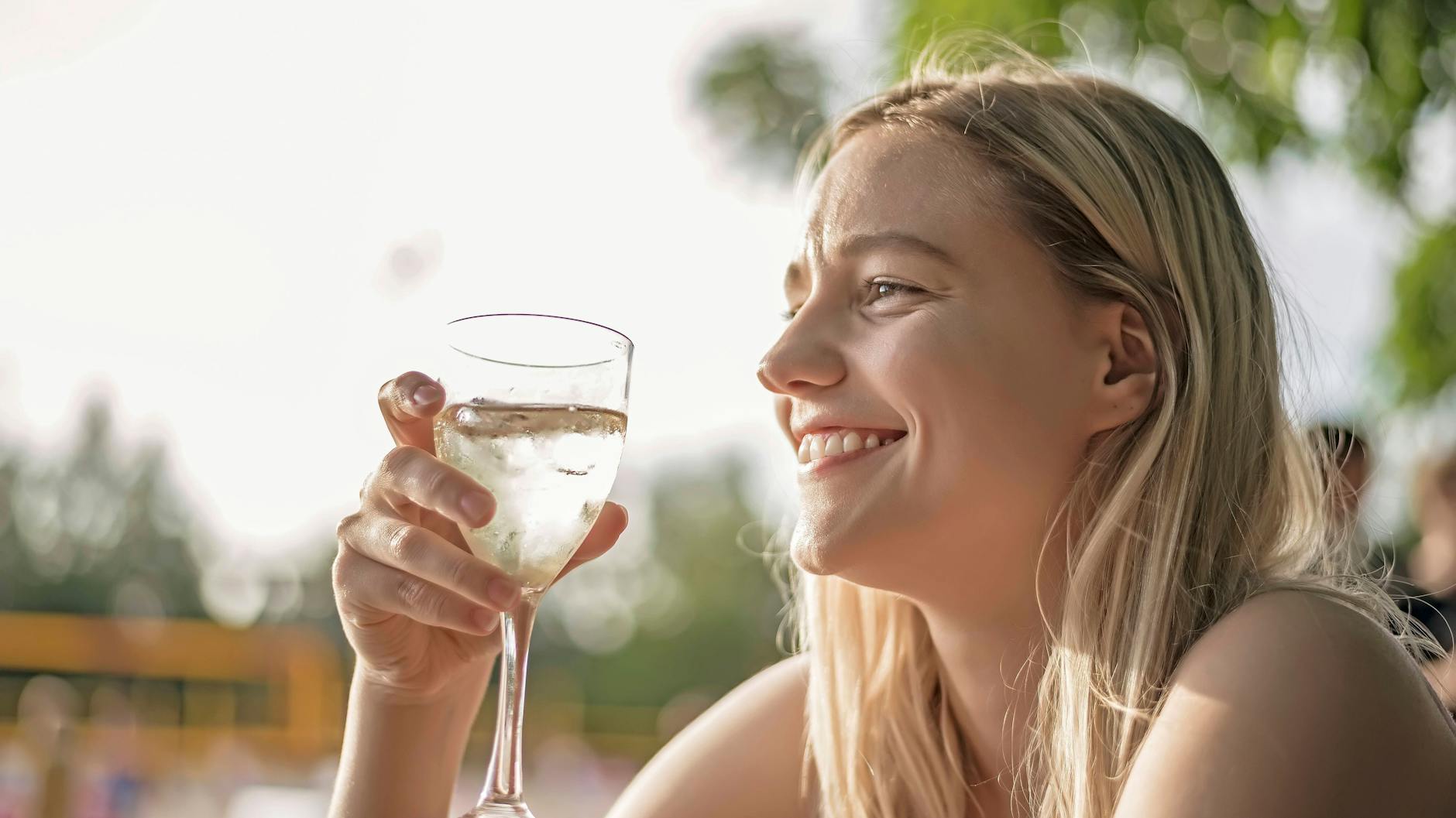 Ein Weinchen zum Feierabend oder Abendessen gehört für viele dazu. Geschieht dies regelmäßig, erhöht sich das Risiko für Herzerkrankungen, so Experten.