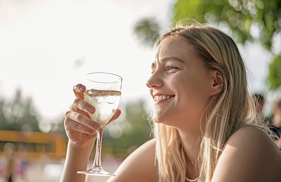 Ein Weinchen zum Feierabend oder Abendessen gehört für viele dazu. Geschieht dies regelmäßig, erhöht sich das Risiko für Herzerkrankungen, so Experten.