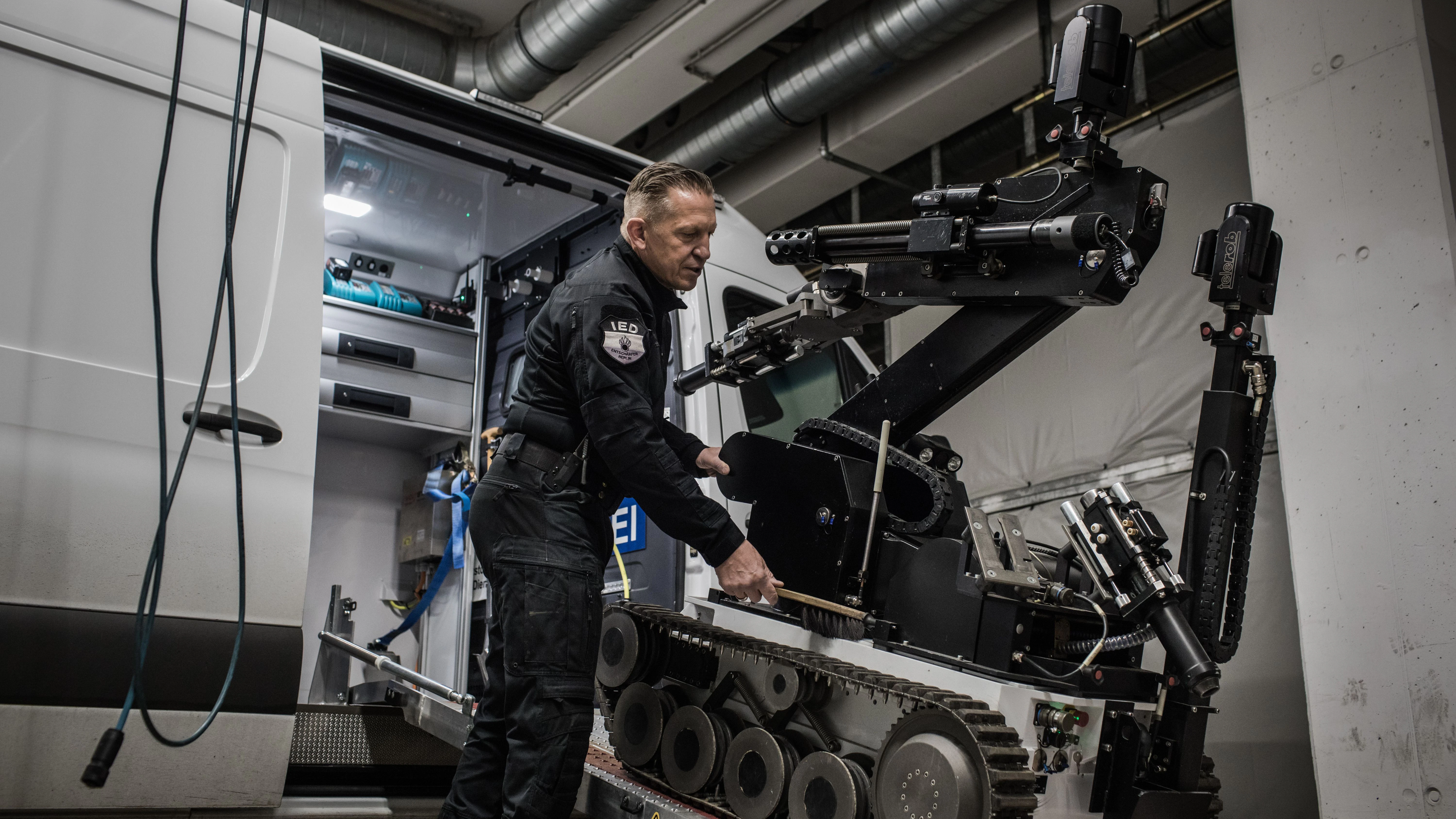 Mark Rehmer arbeitet an dem Fernlenkmanipulator. Mit dem Roboter kann aus der Ferne der Inhalt einer Tasche geröntgt werden. Per Wasserstrahl kann er eine „Unkonventionelle Spreng- und Brandvorrichtung“ zerschießen.