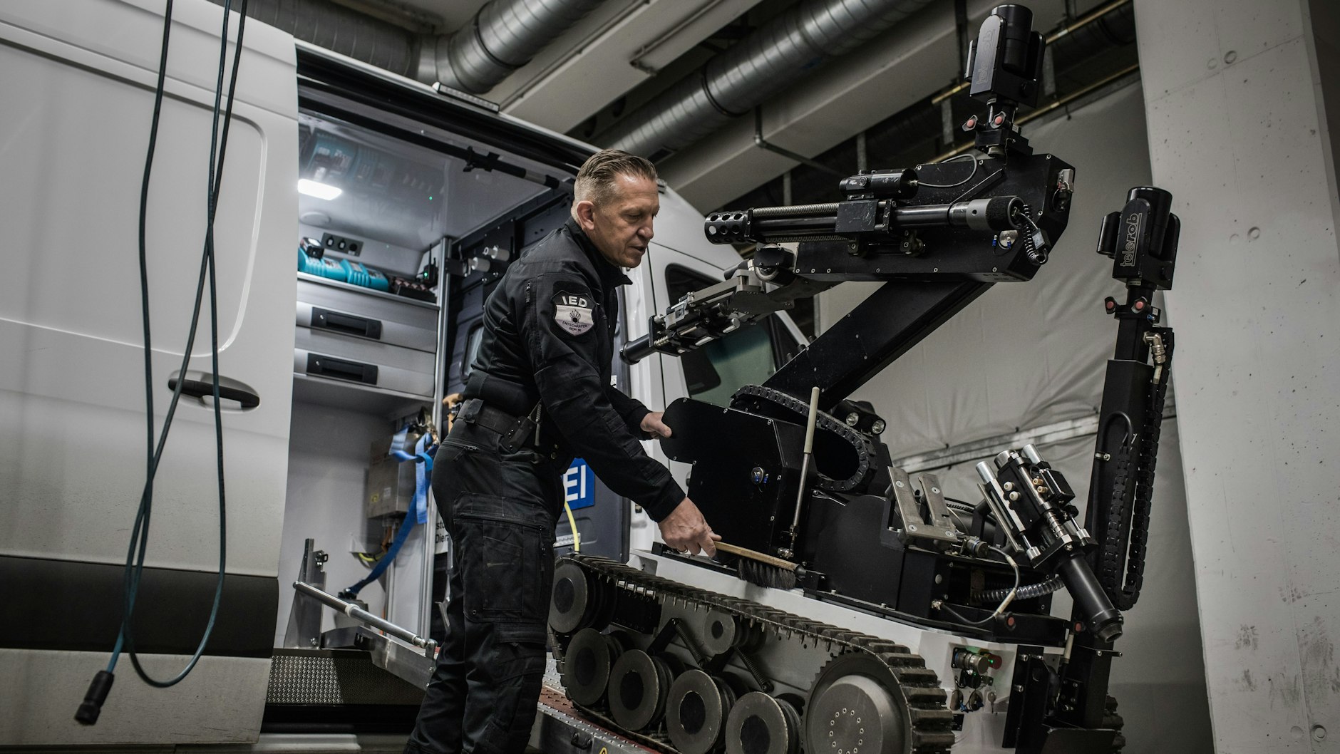 Mark Rehmer arbeitet an dem Fernlenkmanipulator. Mit dem Roboter kann aus der Ferne der Inhalt einer Tasche geröntgt werden. Per Wasserstrahl kann er eine „Unkonventionelle Spreng- und Brandvorrichtung“ zerschießen.