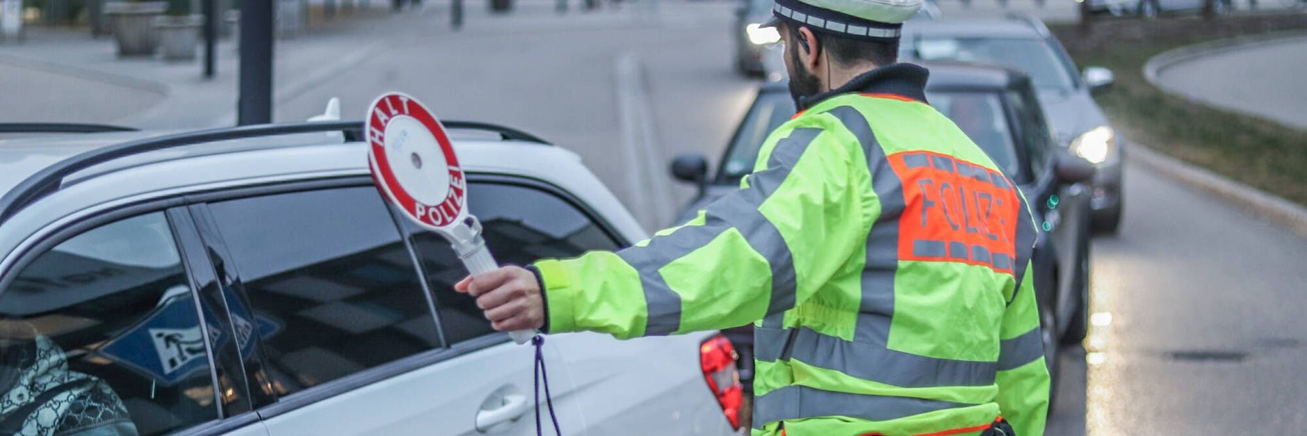 Polizisten bei einer Kontrolle von Autofahrern - Knöllchen werden jetzt deutlich teurer. 