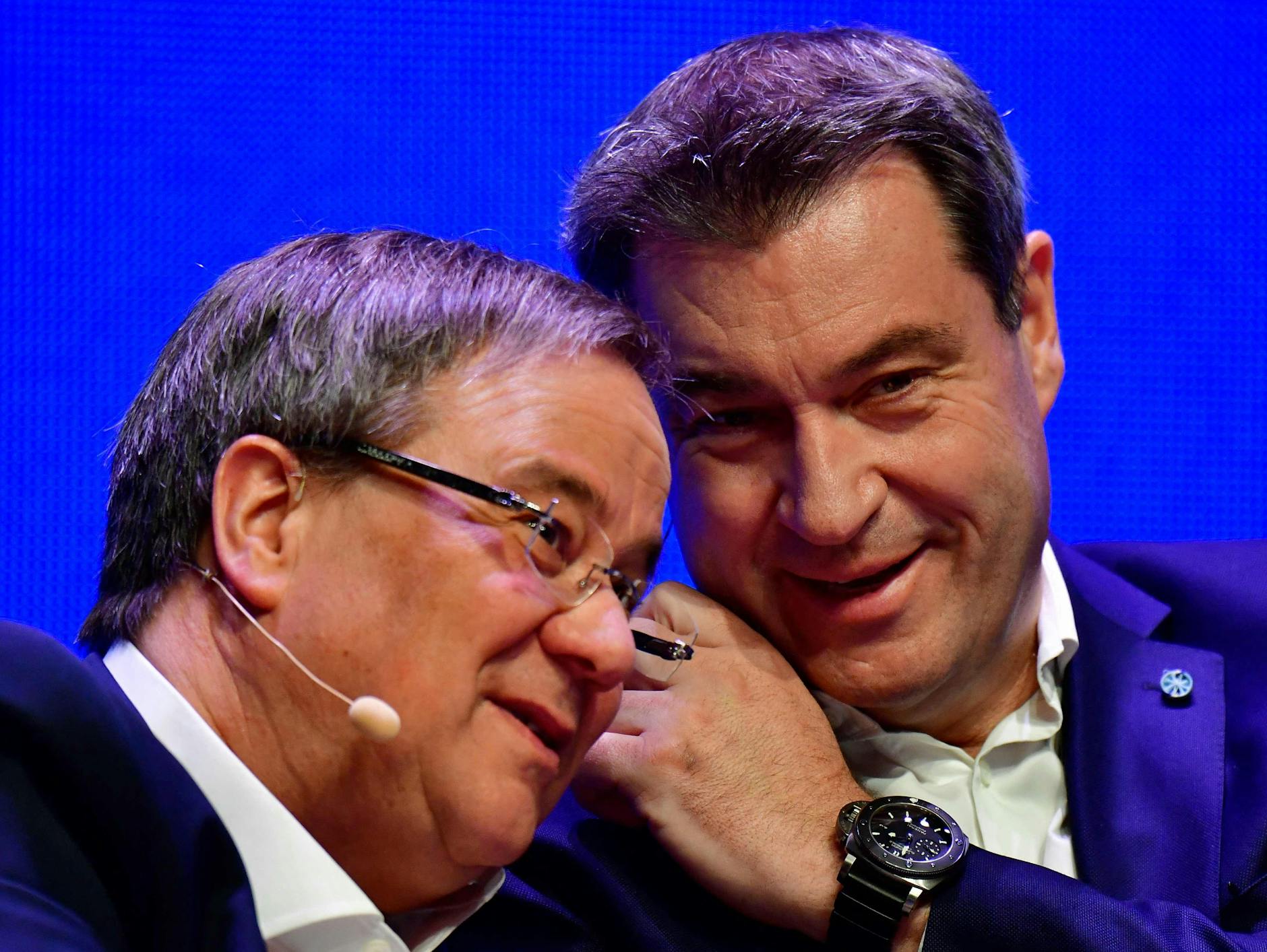 Umfragen sprechen für Markus Söder, die Etikette für Armin Laschet. 