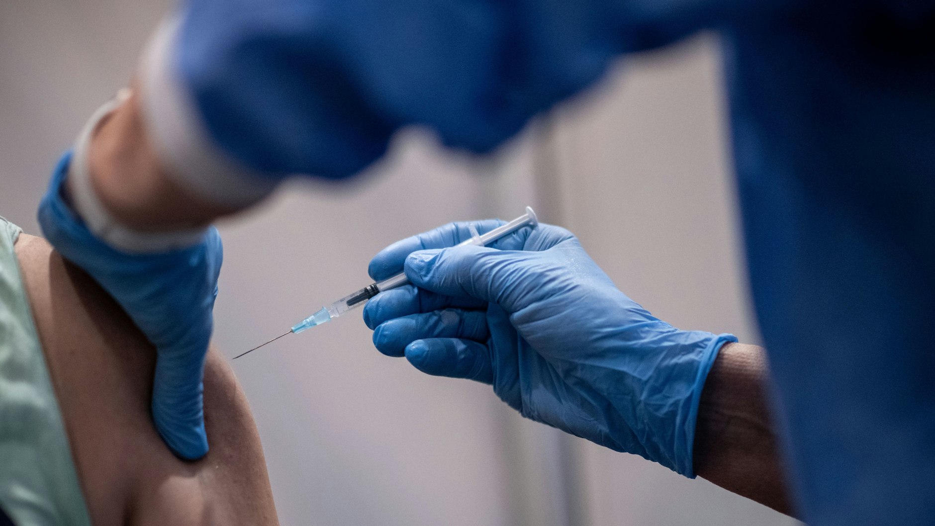 In Berlin liegen bei einer Impfung mit Biontech oder Moderna künftig sechs statt drei Wochen zwischen Erst- und Zweitimpfung.