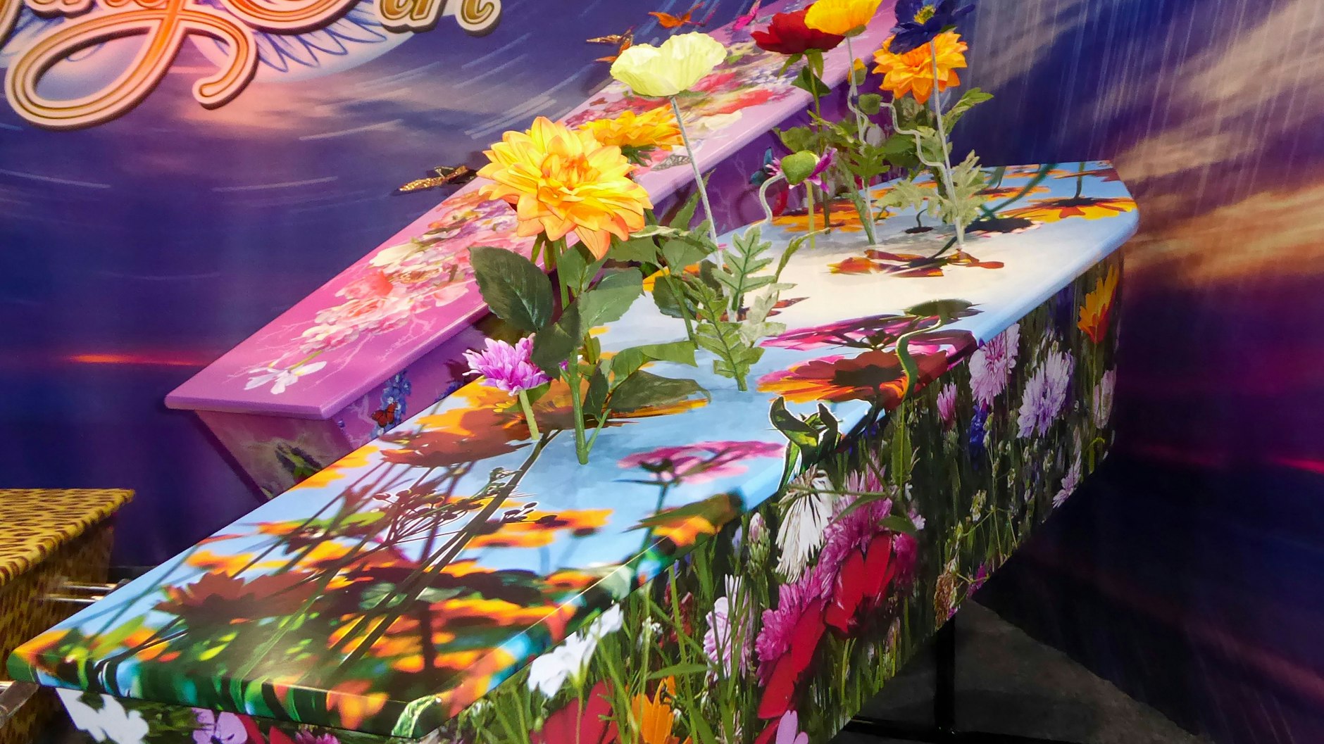 Besonders beliebt bei „Dying Art“ sind Särge mit Blumenmovtiven.&nbsp;