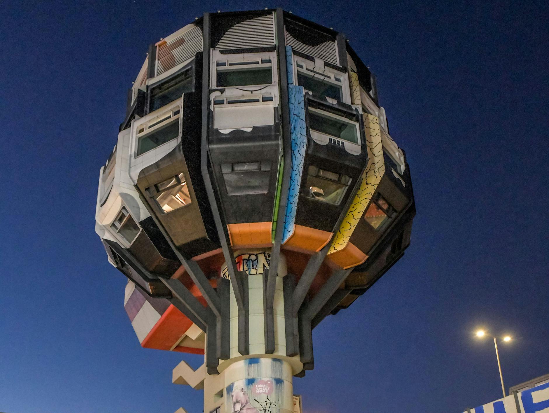 Futuristischer Pop-Plunder: der Bierpinsel in Steglitz.
