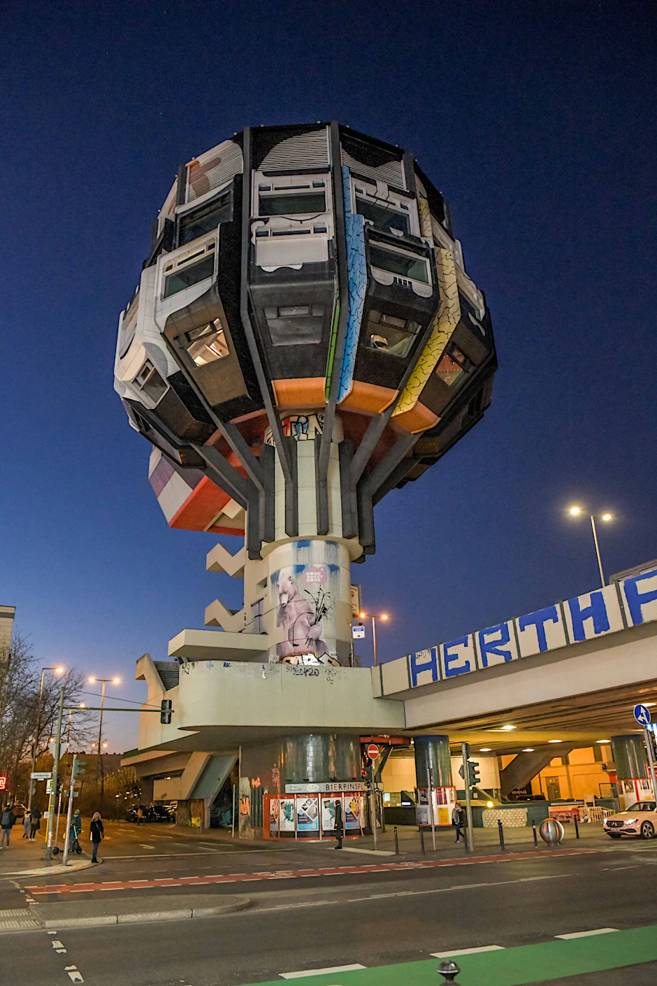 Futuristischer Pop-Plunder: der Bierpinsel in Steglitz.