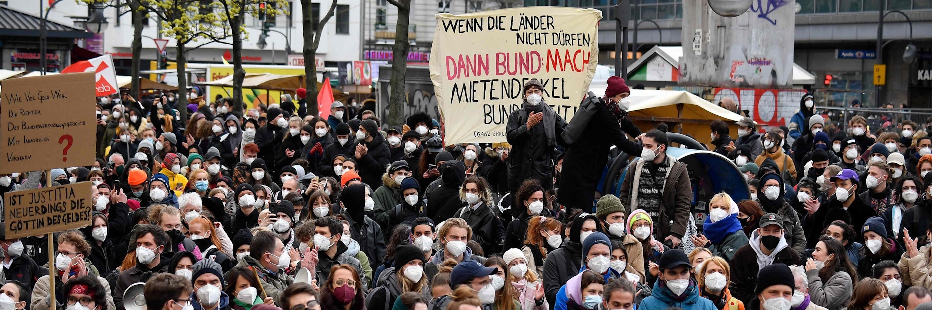 Tausende Berliner demonstrierten nach der Karlsruher Entscheidung in Neukölln und Kreuzberg für bezahlbare Wohnungen.