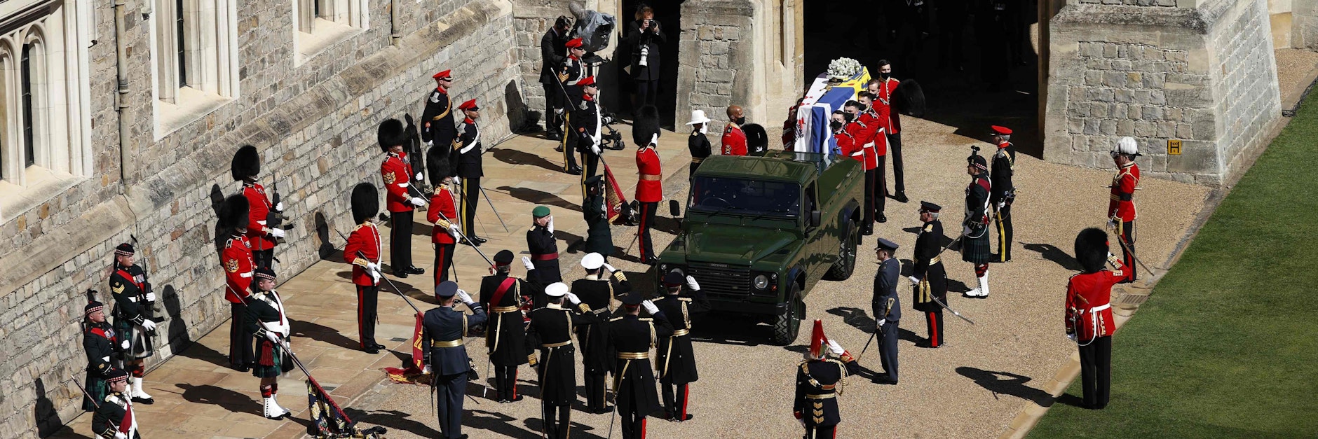 Der Sarg von Prinz Philip wird aus Schloss Windsor getragen.