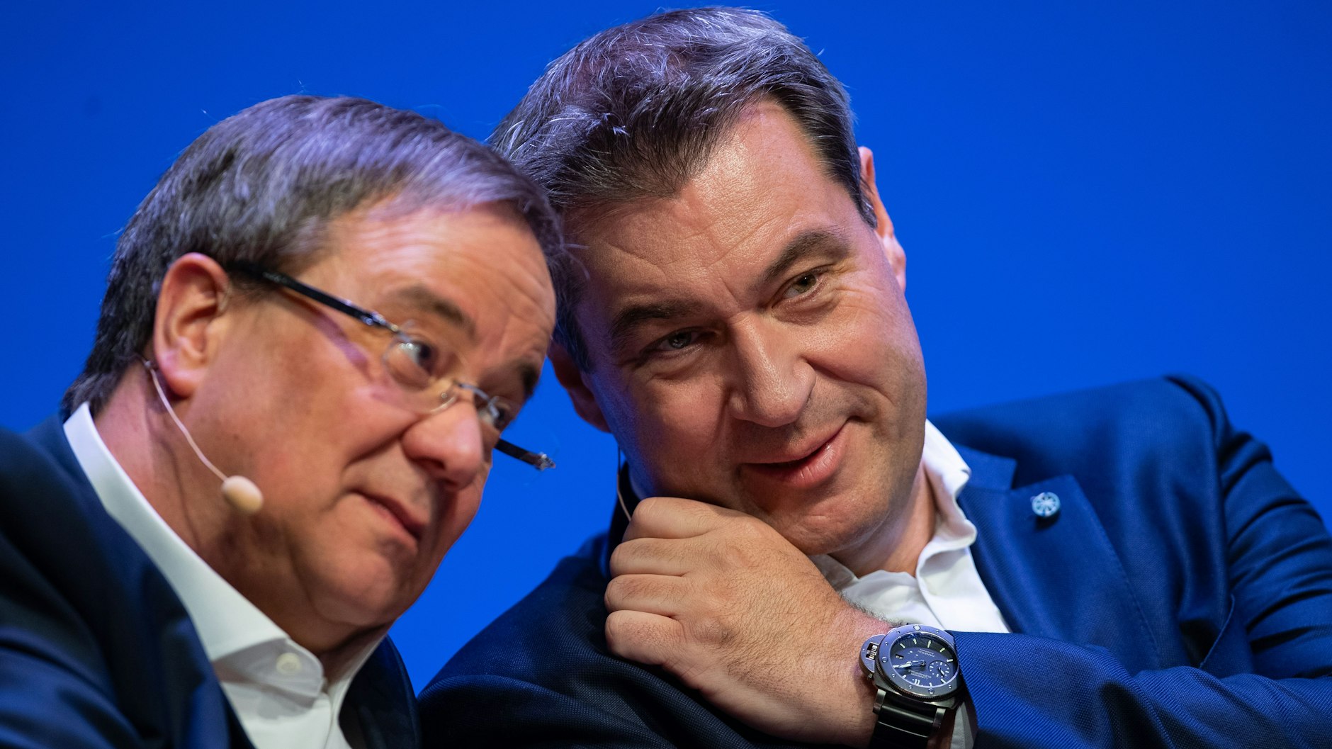 Armin Laschet (CDU, l), Ministerpräsident des Landes Nordrhein-Westfalen, und Markus Söder (CSU), Ministerpräsident des Landes Bayern.