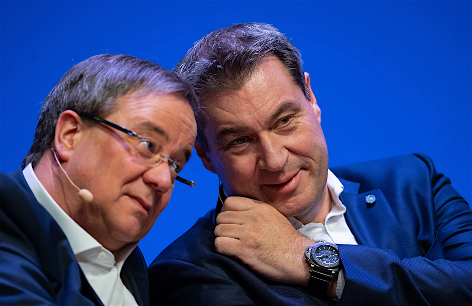 Armin Laschet (CDU, l), Ministerpräsident des Landes Nordrhein-Westfalen, und Markus Söder (CSU), Ministerpräsident des Landes Bayern.
