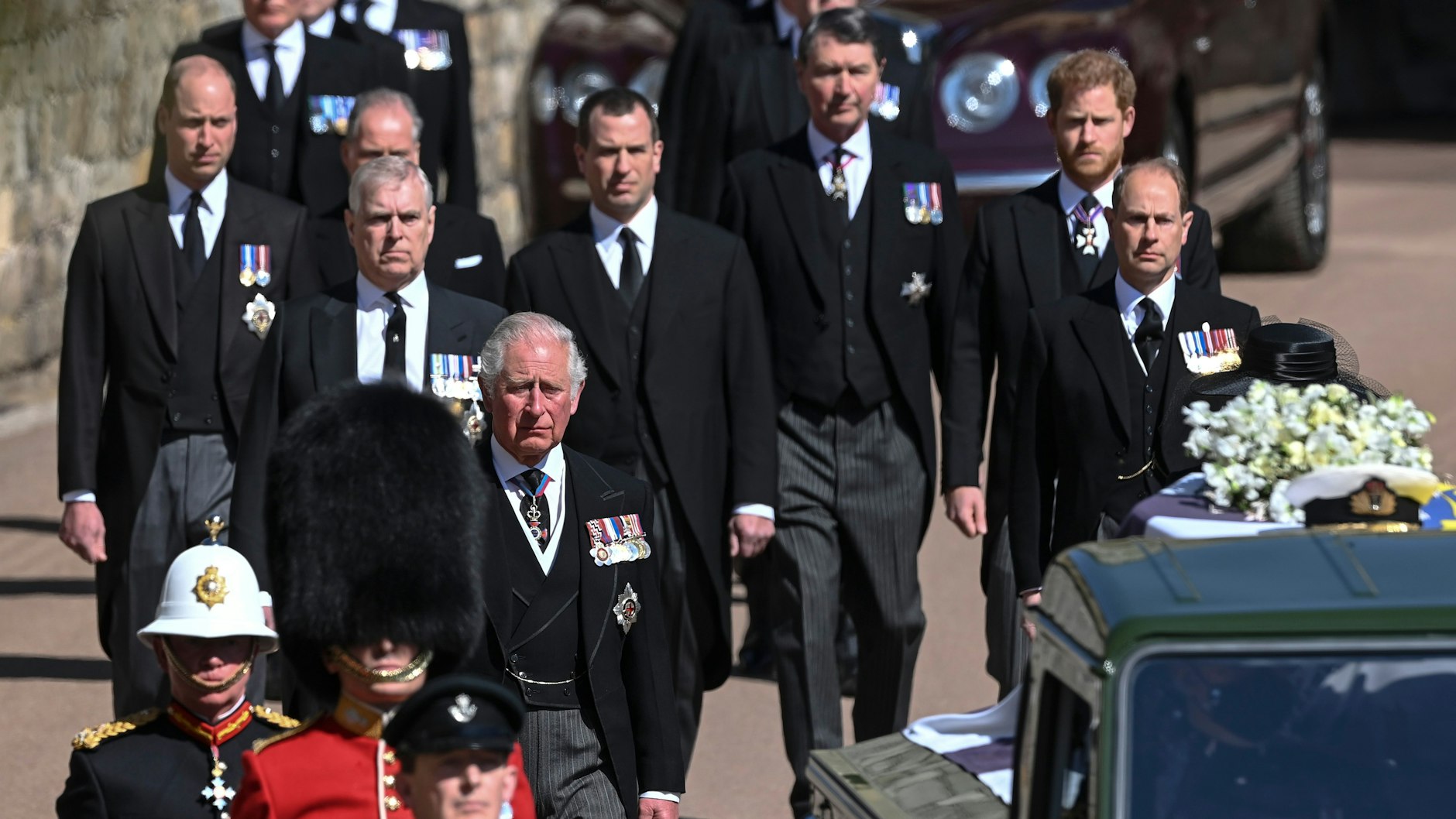 Prinz Charles und seine Söhne William und Harry begleiten in einer Trauerprozession den Sarg von Prinz Philip.