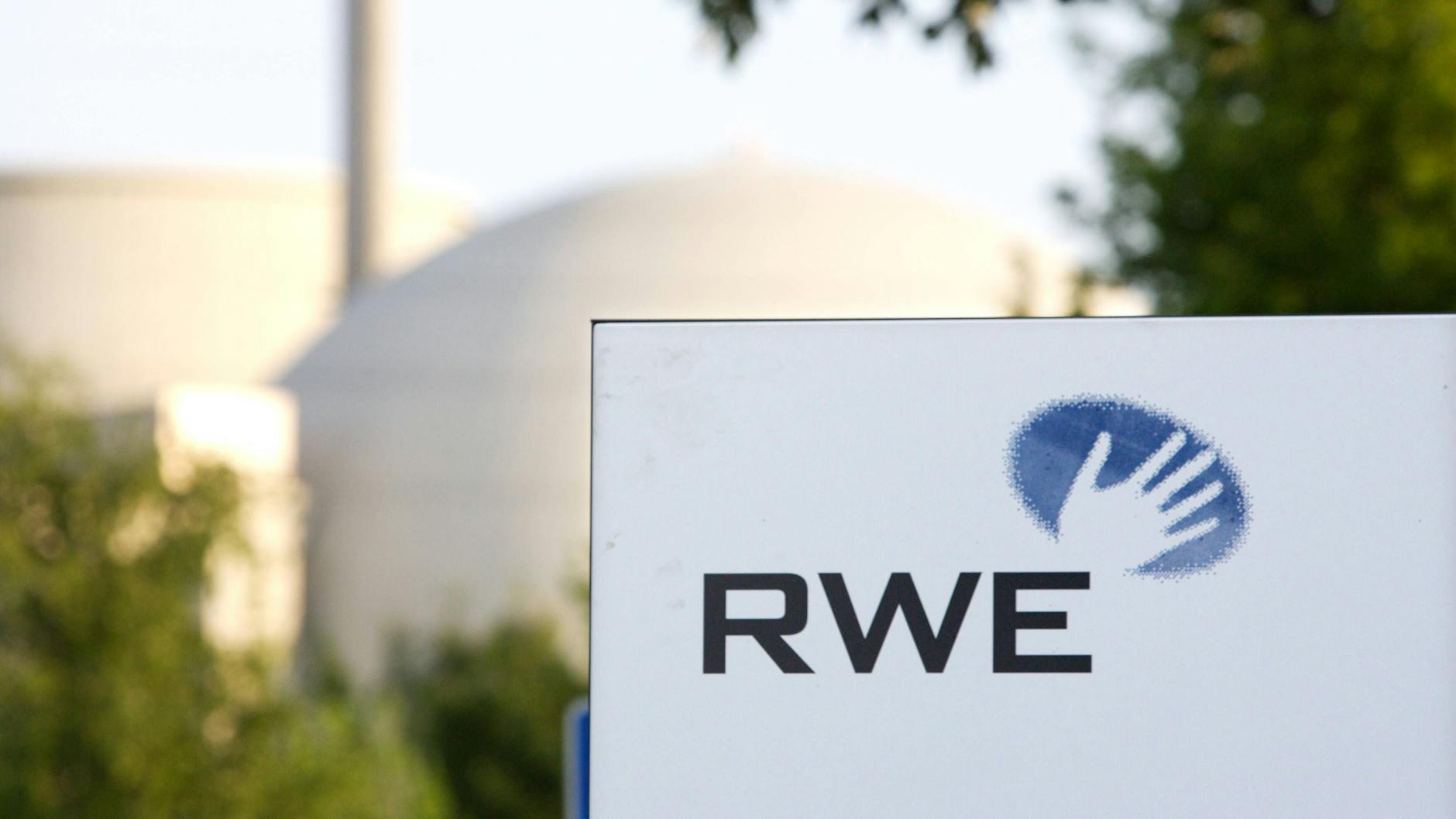 Das Logo des Energiekonzerns RWE vor einem Kraftwerk. 