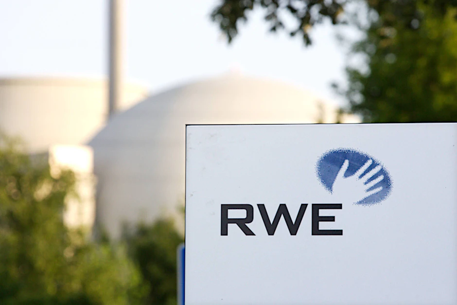 Das Logo des Energiekonzerns RWE vor einem Kraftwerk.&nbsp;