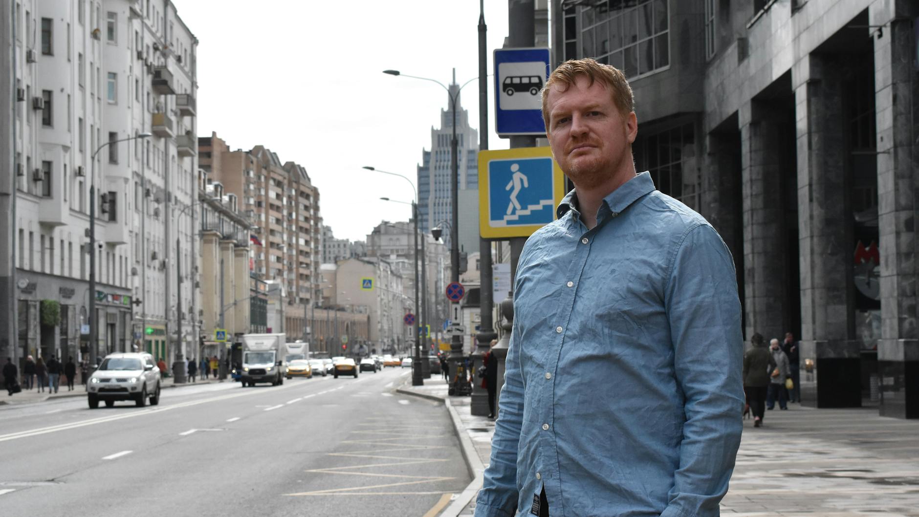 Enno Lenze steht im Zentrum von Moskau an einer Straße. Er gehört einer Gruppe Deutscher an, die extra wegen der Impfung nach Moskau gekommen sind.