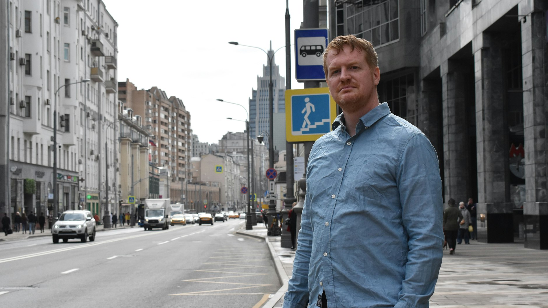 Enno Lenze steht im Zentrum von Moskau an einer Straße. Er gehört einer Gruppe Deutscher an, die extra wegen der Impfung nach Moskau gekommen sind. 