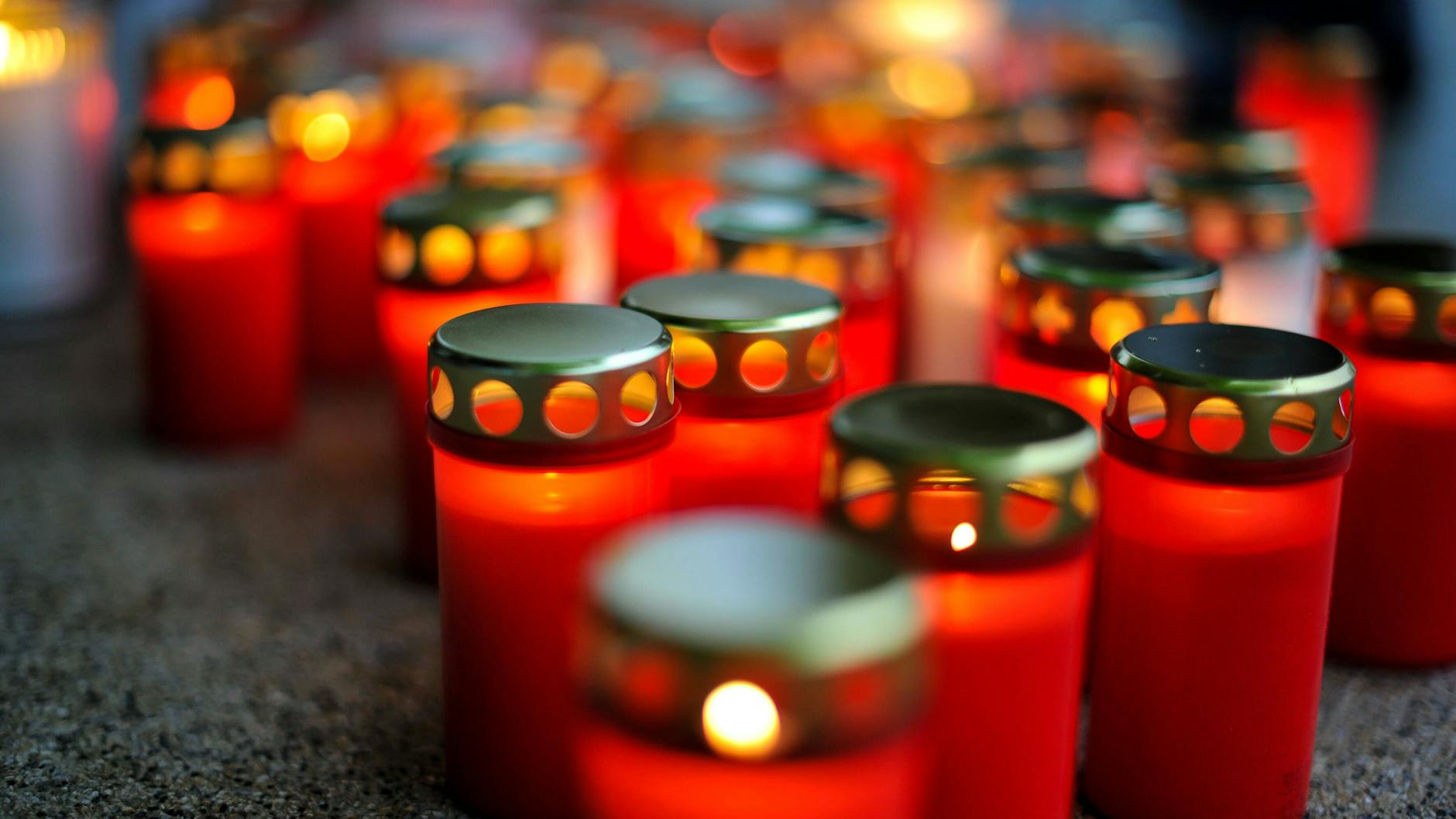 Kerzen zum Gedenken an die Tausende Corona-Toten in Deutschland.