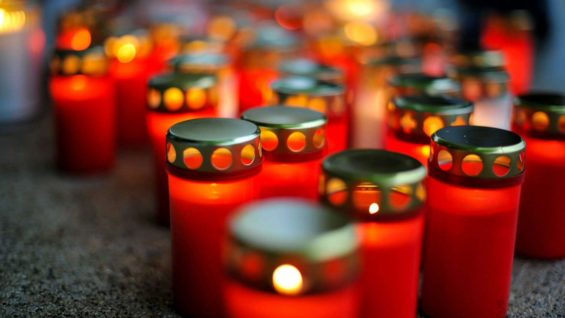 Kerzen zum Gedenken an die Tausende Corona-Toten in Deutschland.