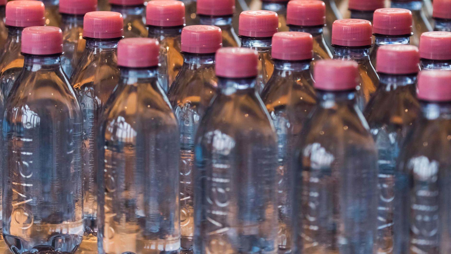 Teile der muslimischen Gemeinde in Frankreich attackieren Evian scharf, weil das Unternehmen Menschen zu Beginn des Ramadan am 13. April dazu aufgefordert hatte, Wasser zu trinken.