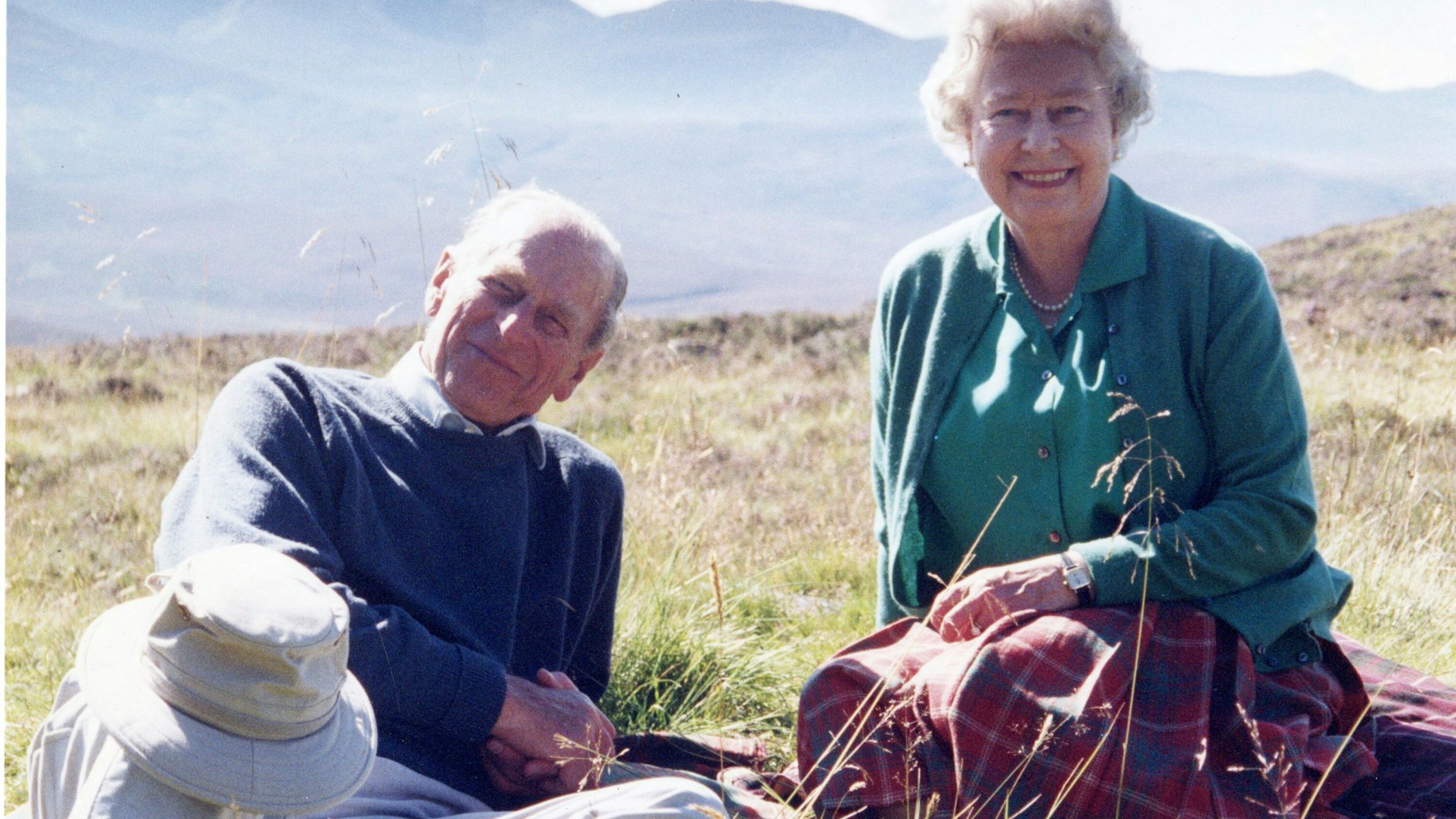 Queen Elizabeth veröffentlichte vor Beisetzung von Prinz Philip Foto aus glücklichen Tagen. 