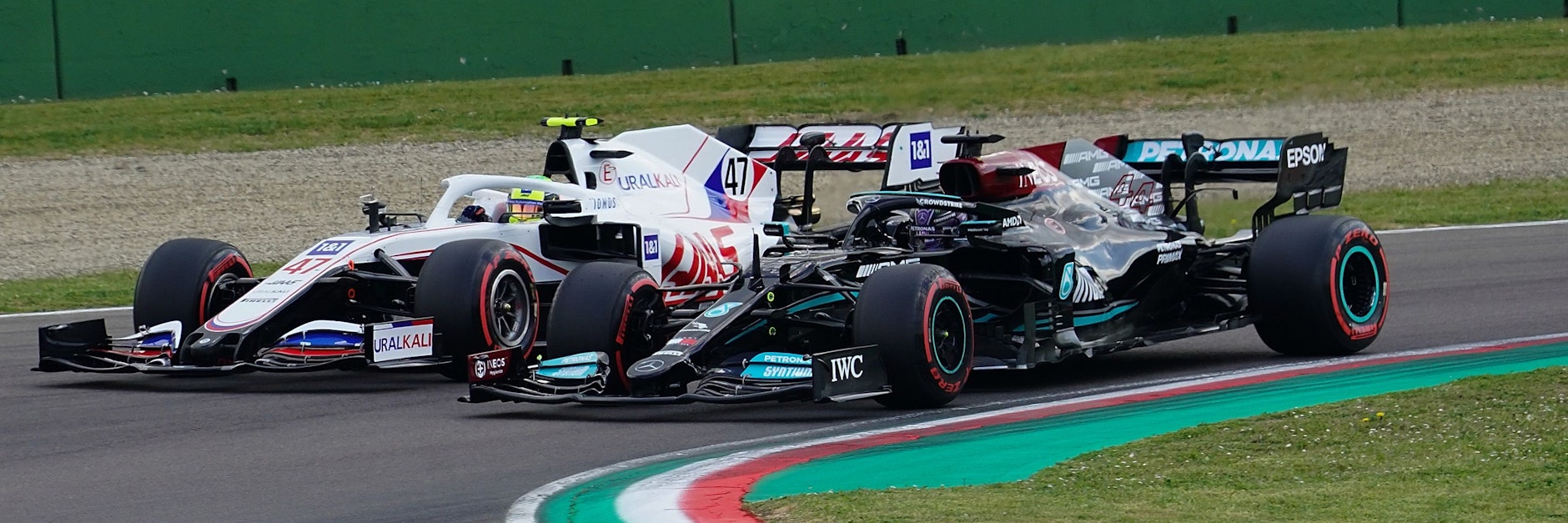 Ein echter Zweikampf ist auf der Piste nicht drin, Mick Schumacher muss sich im lahmen Haas von Lewis Hamilton (r.) überholen lassen.