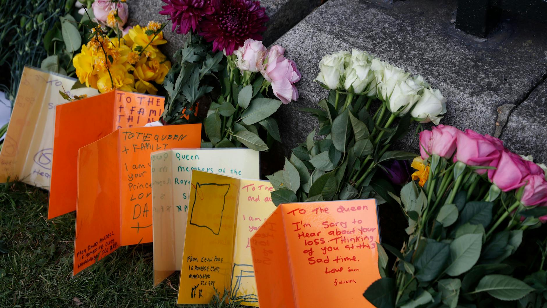 Trauerbekundungen und Blumen liegen vor dem Schloss Windsor.
