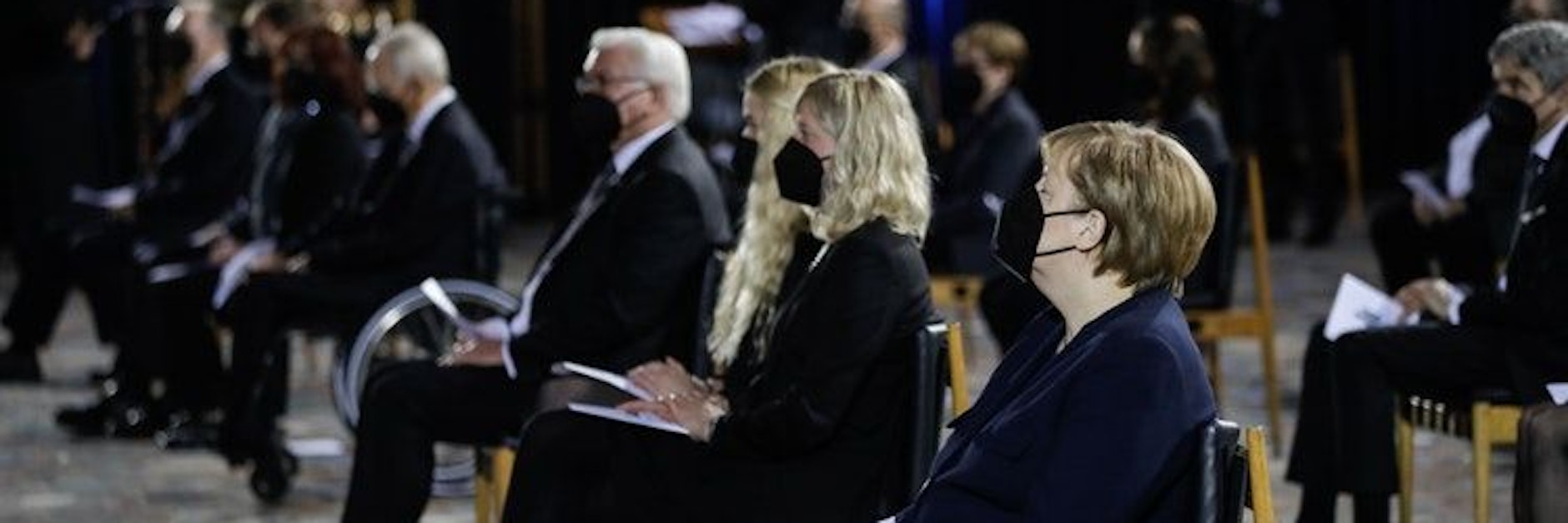 Unter den Gästen in der Gedächtniskirche waren auch Bundespräsident Frank-Walter Steinmeier (M) und Kanzlerin Angela Merkel (CDU, r).