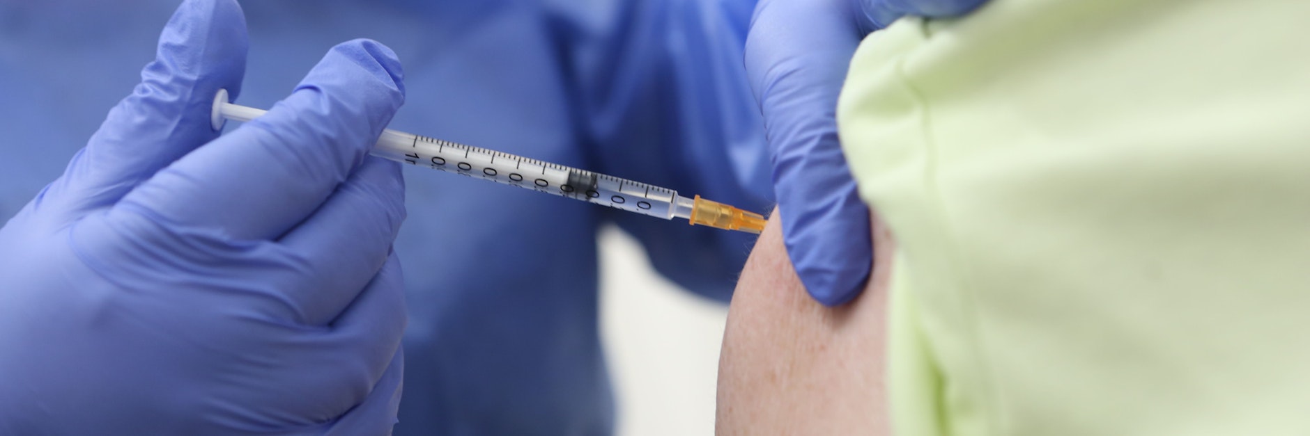 Die Erstimpfung biete einen guten Schutz vor schweren Verläufen, sagt Immunologe Carsten Watzl. Ansteckungen seien aber weiterhin möglich.