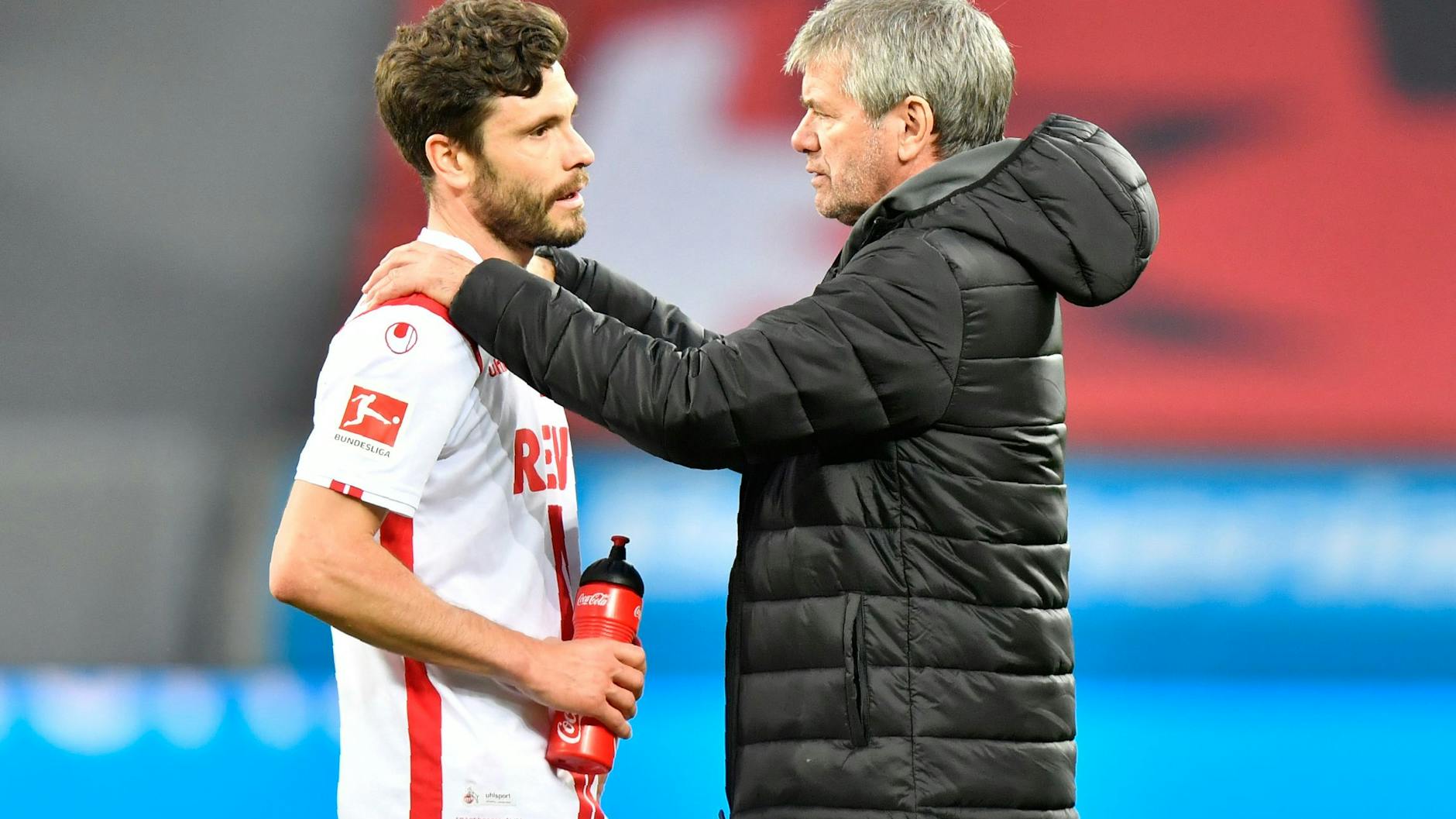 Aufbauarbeit direkt nach der 0:3-Niederlage in Leverkusen: Trainer Friedhelm Funkel (r.) im Gespräch mit Kölns Kapitän Jonas Hector.