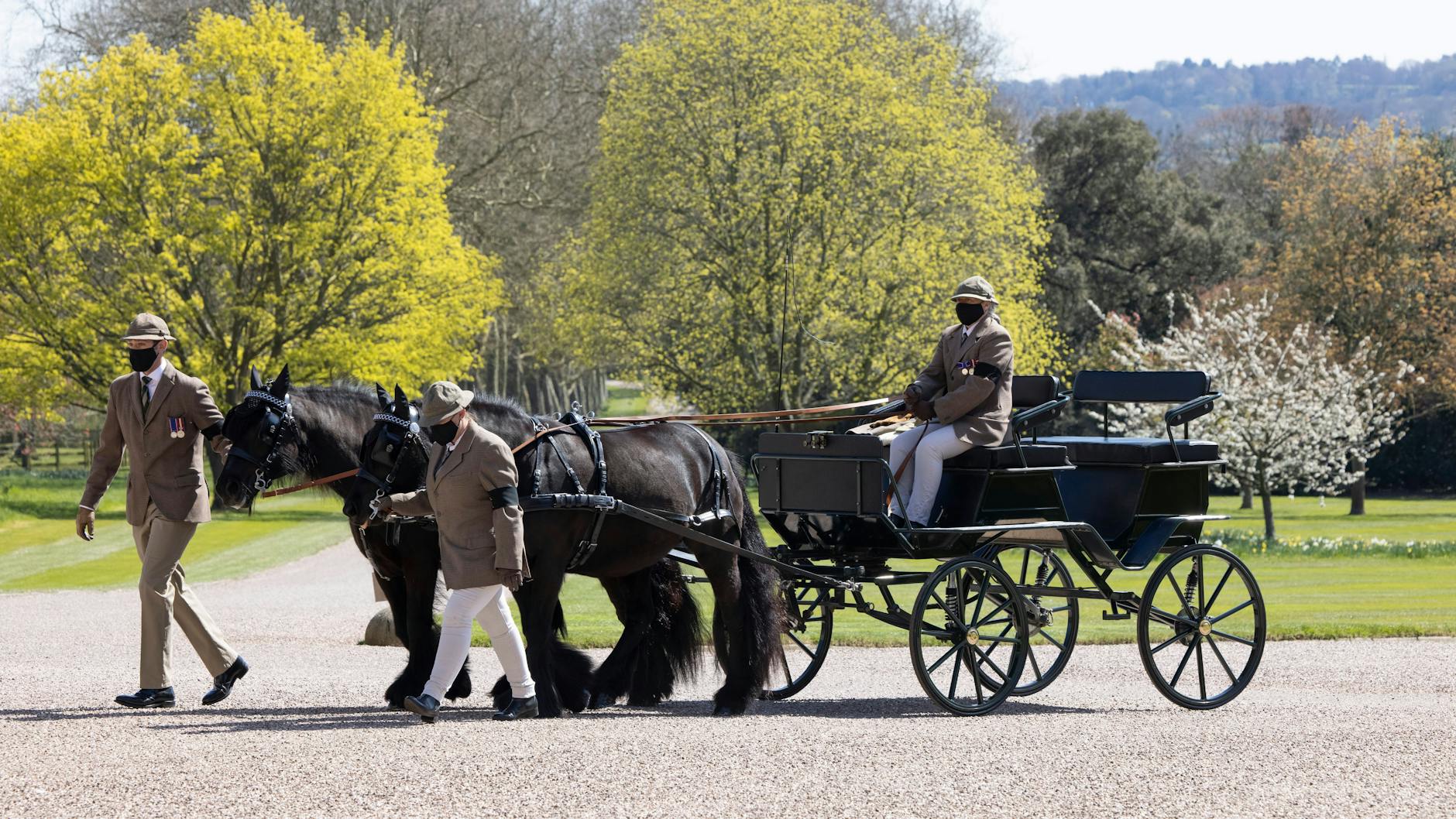 Im Hof des Schlosses stand seine Kutsche mit zwei Ponys, auf dem Bock lagen Philips Mütze und Handschuhe.