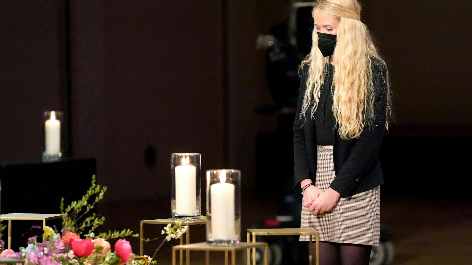 Sie hat ihren Vater durch Corona verloren: Die Tochter eines Opfers der Corona-Pandemie beim Gedenken im Konzerthaus am Gendarmenmarkt. 