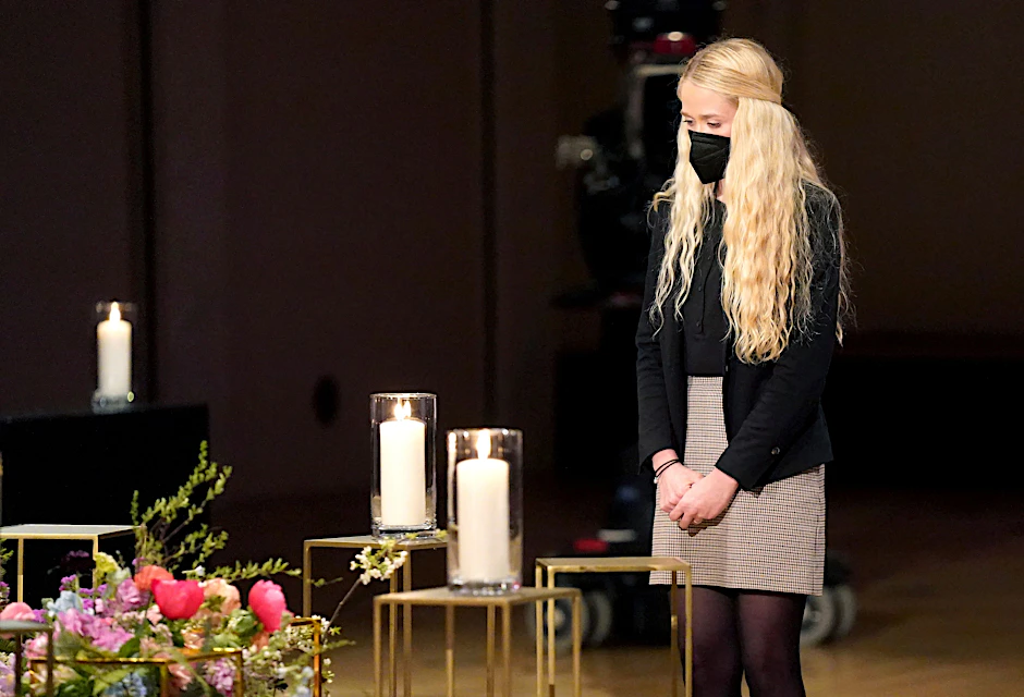 Sie hat ihren Vater durch Corona verloren: Die Tochter eines Opfers der Corona-Pandemie beim Gedenken im Konzerthaus am Gendarmenmarkt.&nbsp;