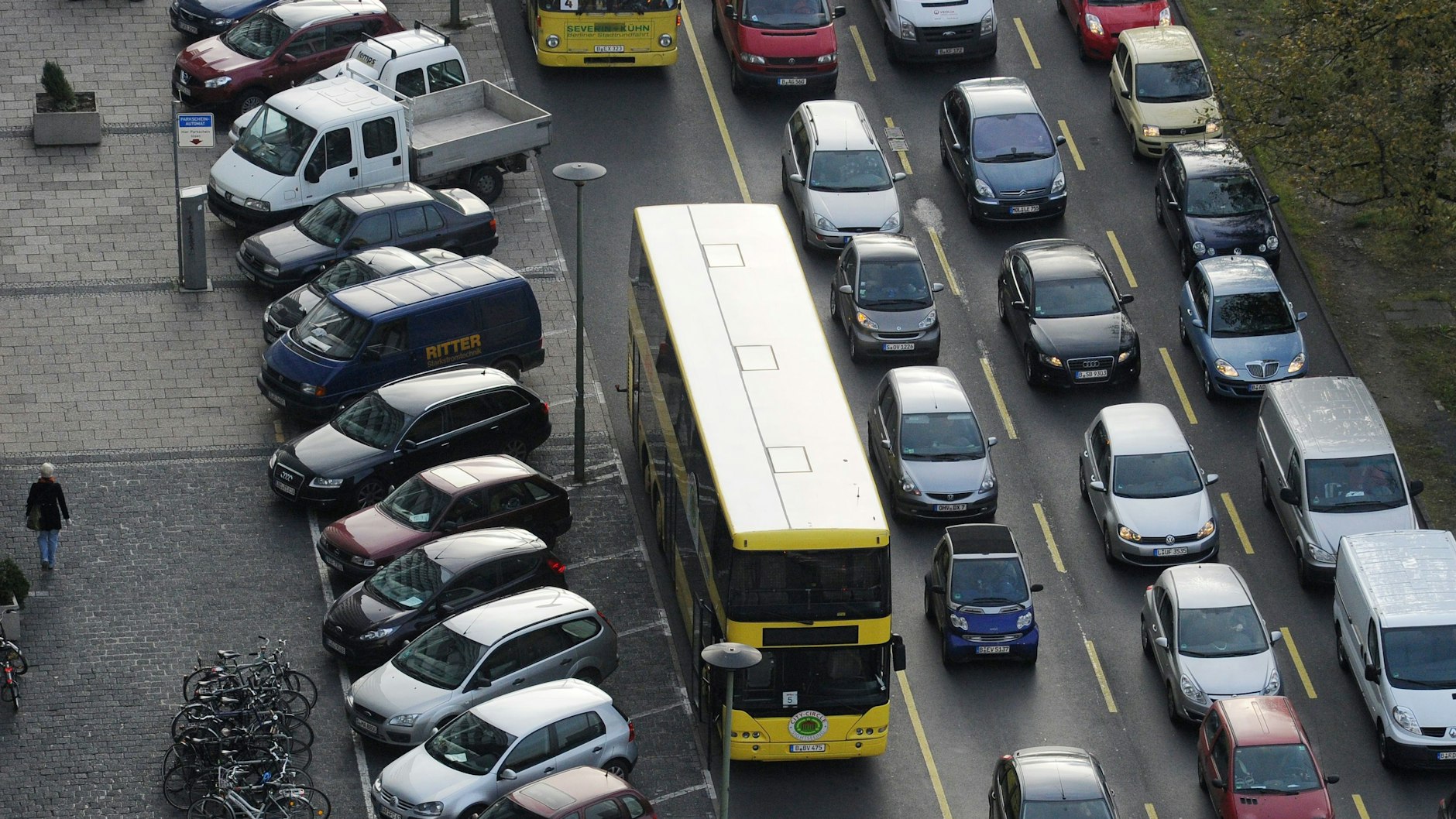 Stau in der Karl-Liebknecht-Straße: Mehr als 1,2 Millionen Pkw sind allein in Berlin registriert, mit steigender Tendenz.