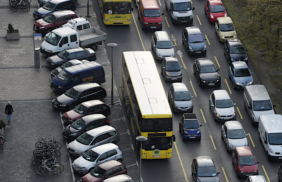 Stau in der Karl-Liebknecht-Straße: Mehr als 1,2 Millionen Pkw sind allein in Berlin registriert, mit steigender Tendenz.