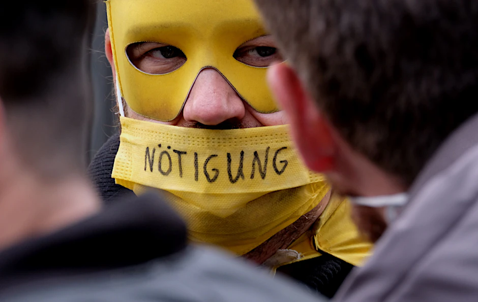 Bis zu 500 Personen demonstrierten vor dem Bundesministerium für Gesundheit in der Friedrichstraße gegen die Corona-Regeln.