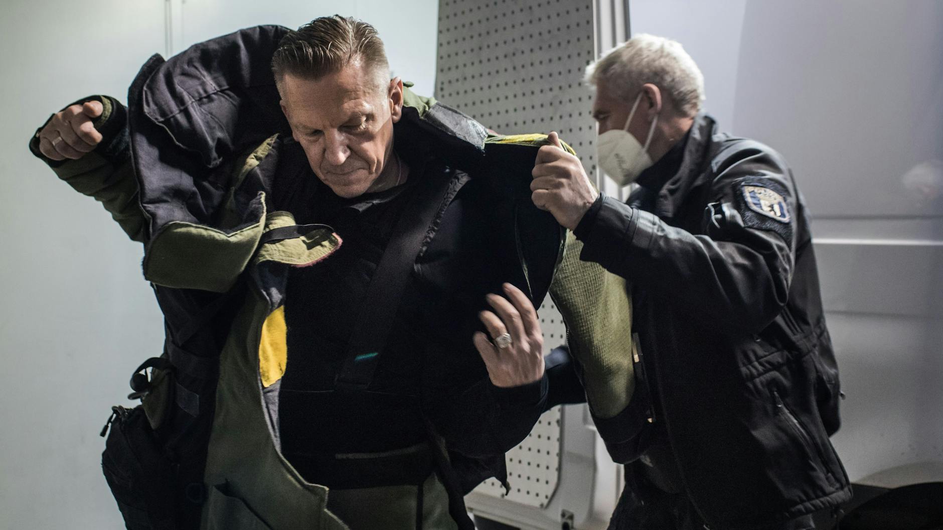 Mark Rehmer ist Chef des Fachbereichs „Explosivstoff und Kampfmittelangelegenheiten“. Den Bombenschutzanzug alleine anzuziehen, das ist unmöglich.