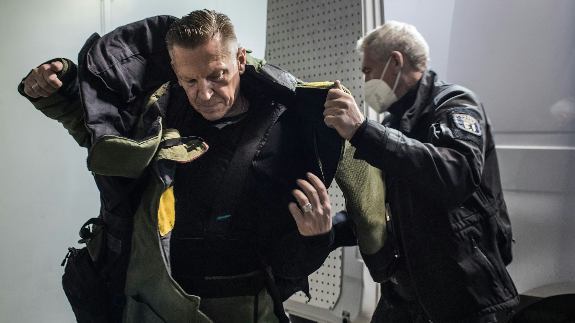 Mark Rehmer ist Chef des Fachbereichs „Explosivstoff und Kampfmittelangelegenheiten“. Den Bombenschutzanzug alleine anzuziehen, das ist unmöglich.