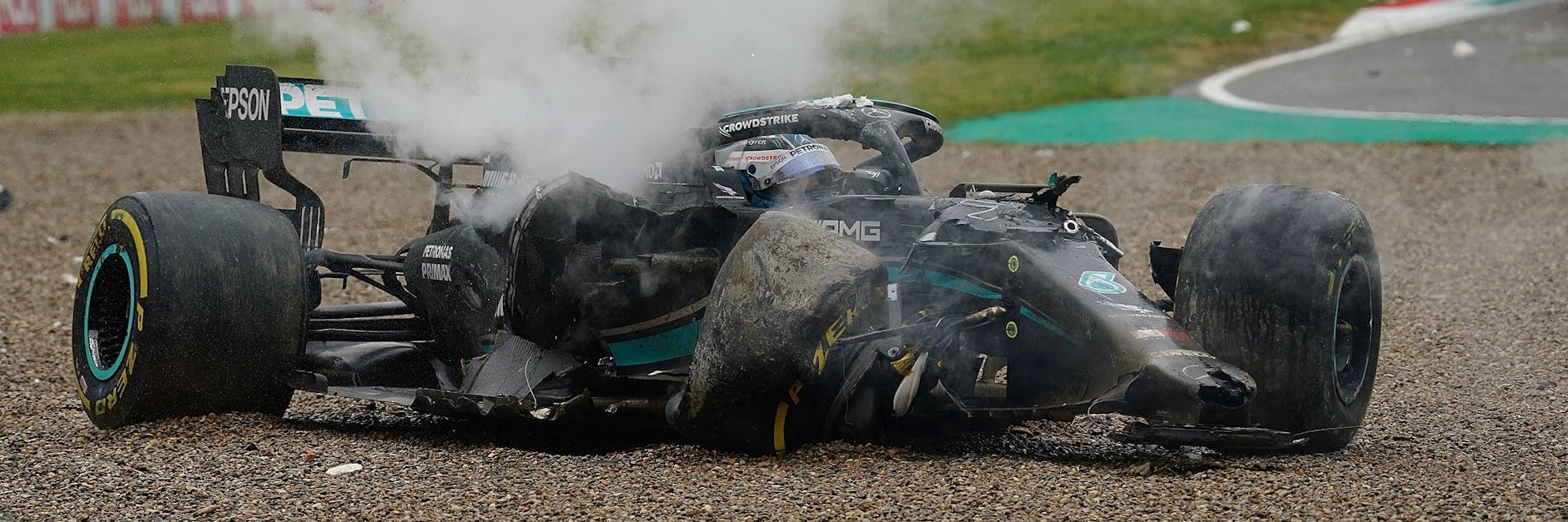 Valtteri Bottas sitzt noch in seinem Mercedes-Schrotthaufen und ist mächtig sauer.