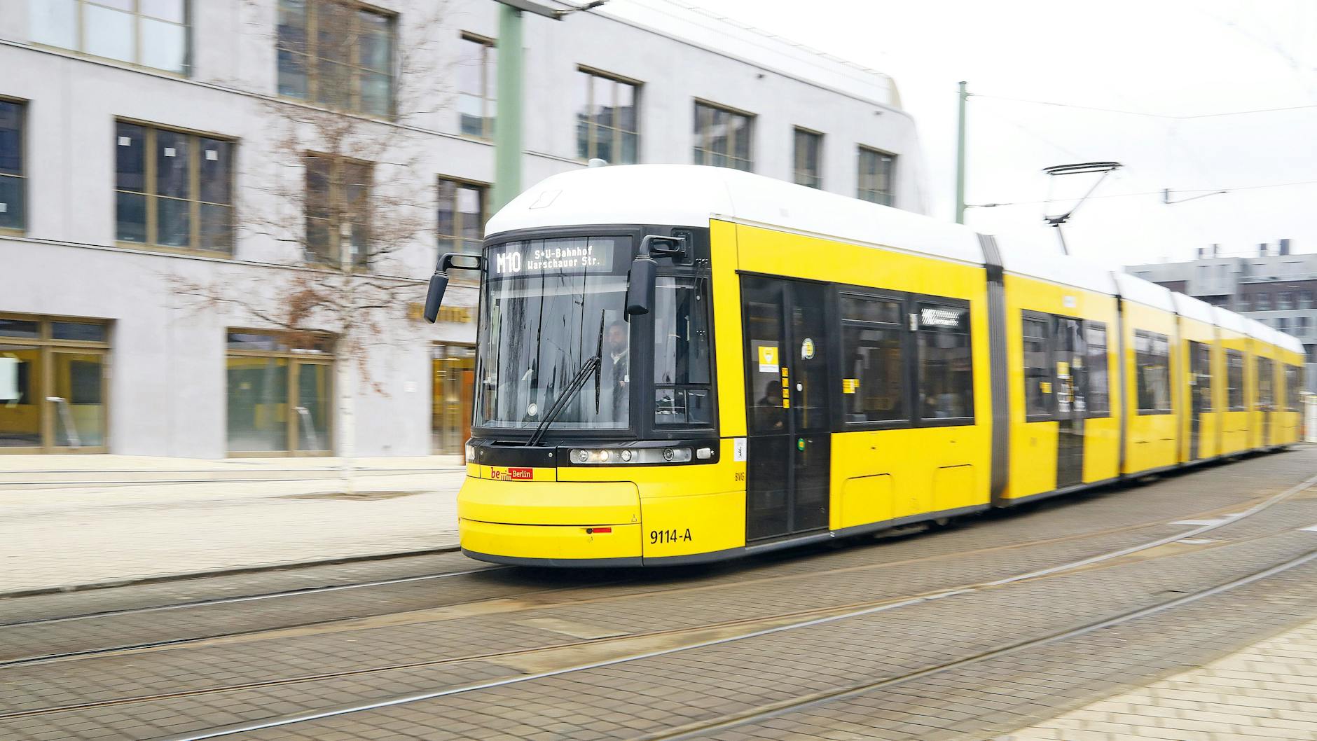 Eine Straßenbahn der BVG: Auch wegen Abo-Kündigungen droht dem ÖPNV in Deutschland 2021 ein Verlust von 3,3 Milliarden Euro.