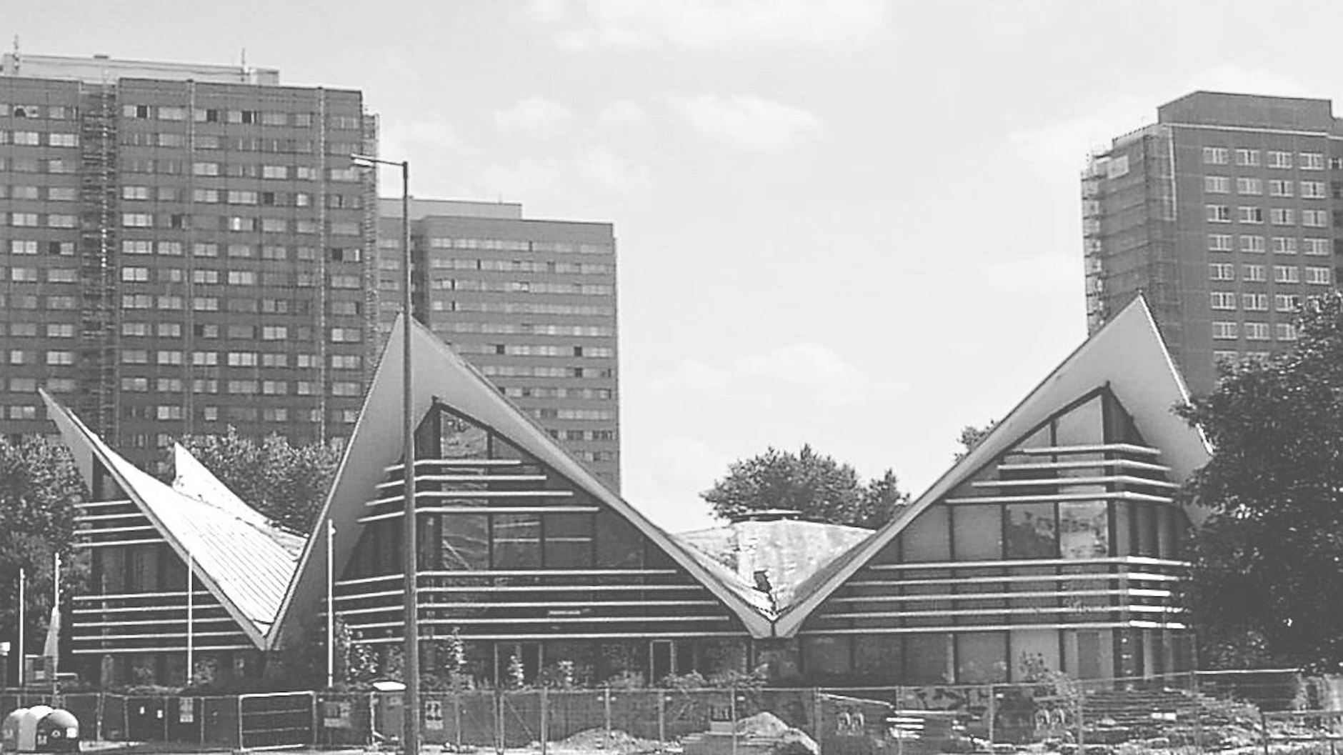 Im mittlerweile abgerissenen Restaurant Ahornblatt wurden auch die Schulkinder mittags versorgt. Am Wochenende gab es Tanz auf der Fischerinsel.